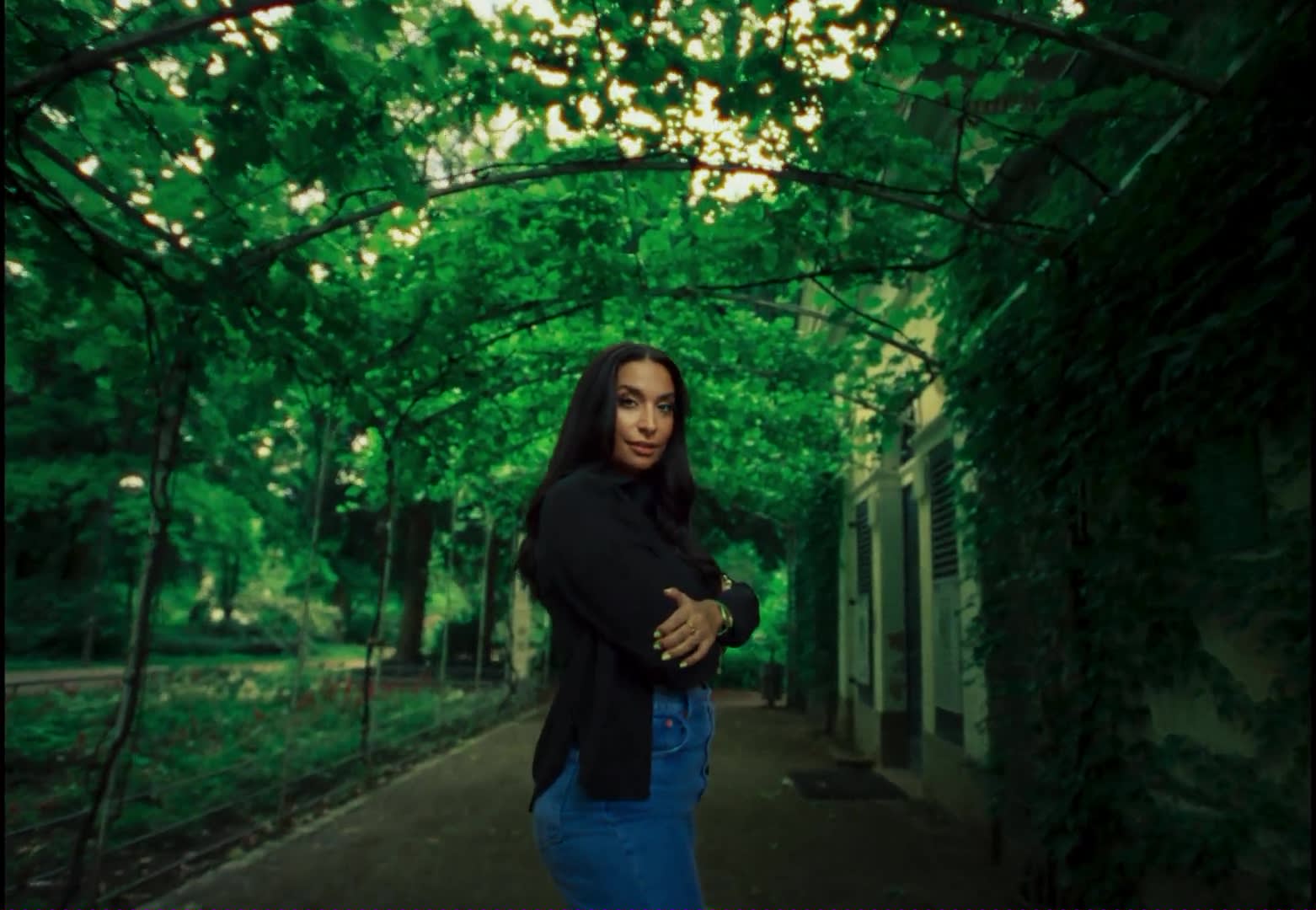 Digital colorist: stimmungsvolles Color Grading im grünen Park.