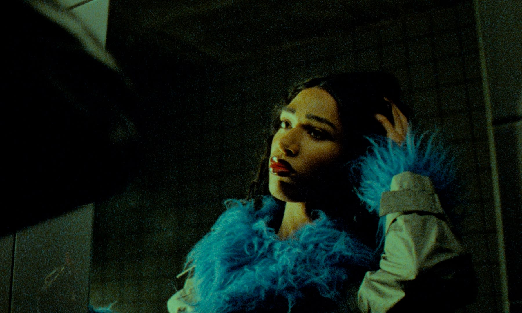 Digital Colorist: Dramatisches Porträt, leuchtendes Blau, rote Lippen, tiefe Kontraste mit Grain.