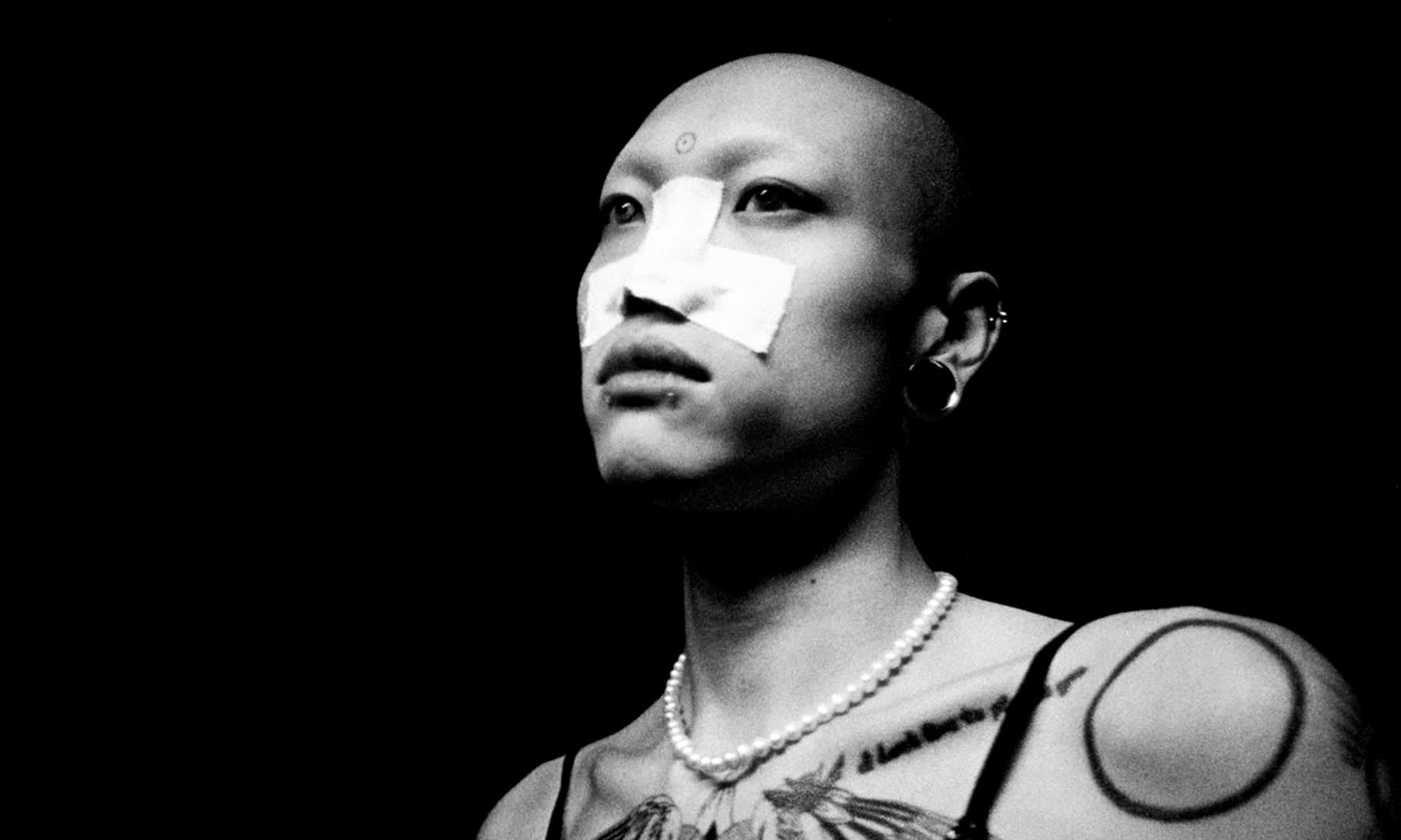 Expressives Schwarz-Weiß-Porträt, meisterhaftes Grading eines Coloristen für intensive Bildwirkung.