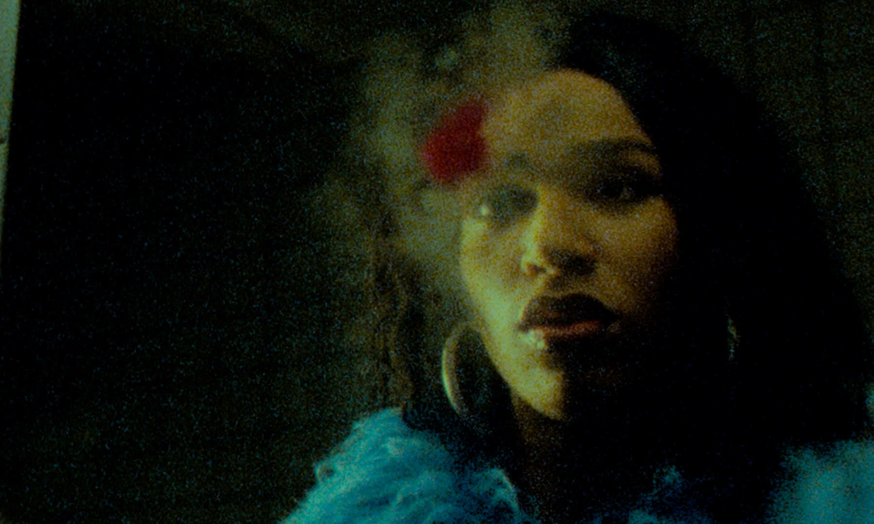 Körniges Porträt, goldene Haut, blaues Licht. Das gelungene color-grading eines Digital Coloristen.