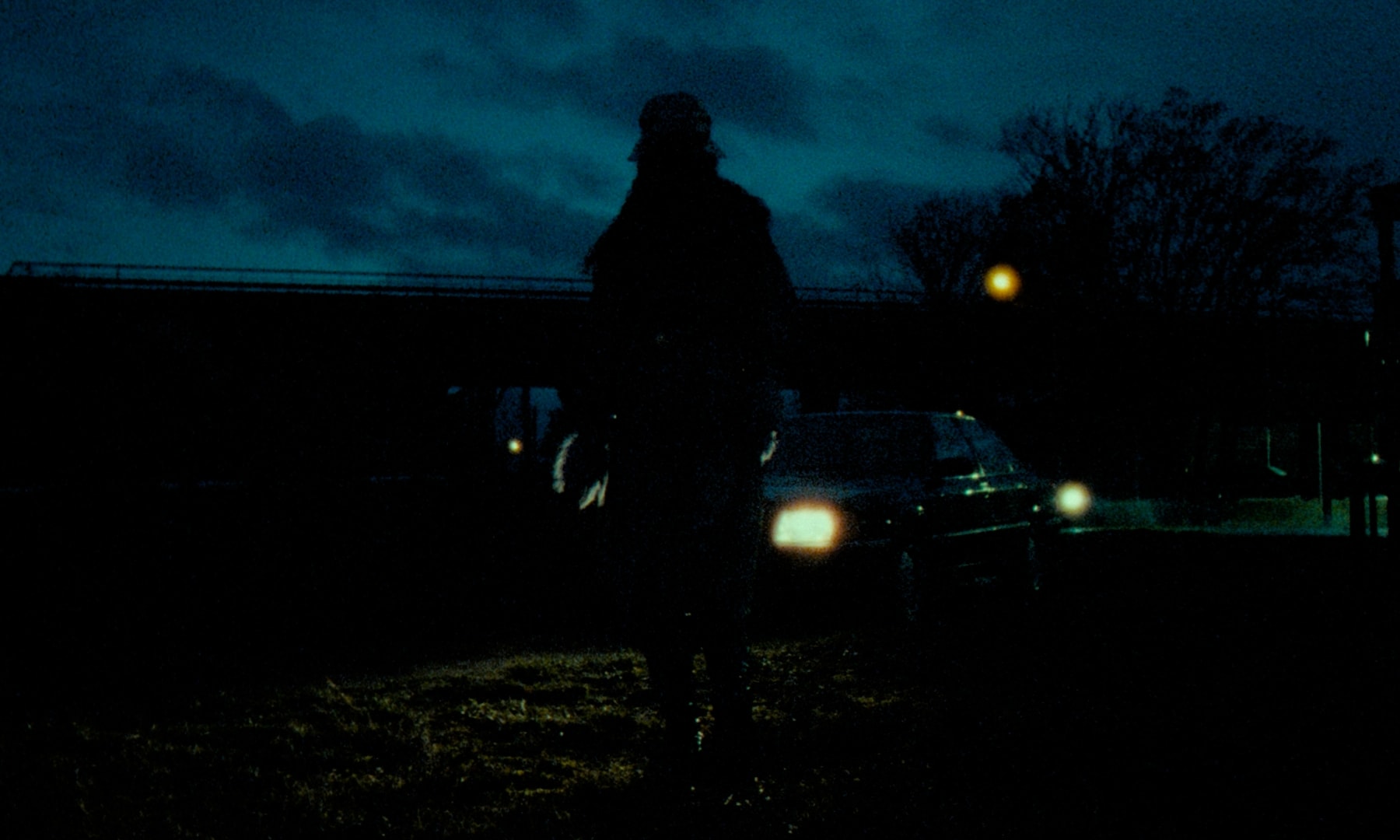 Professionelles color-grading erzeugt diese düstere Nachtstimmung mit blauer Silhouette.