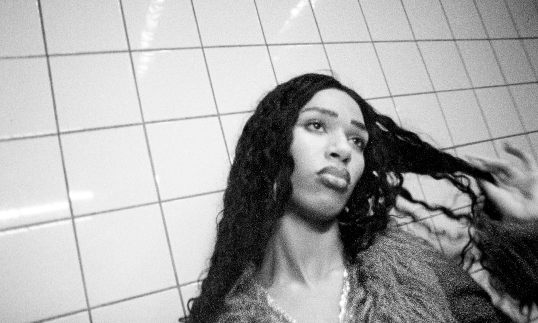 Körniges Schwarz-Weiß-Porträt, Frau mit intensivem Blick. Perfekt für professionelles color-grading.