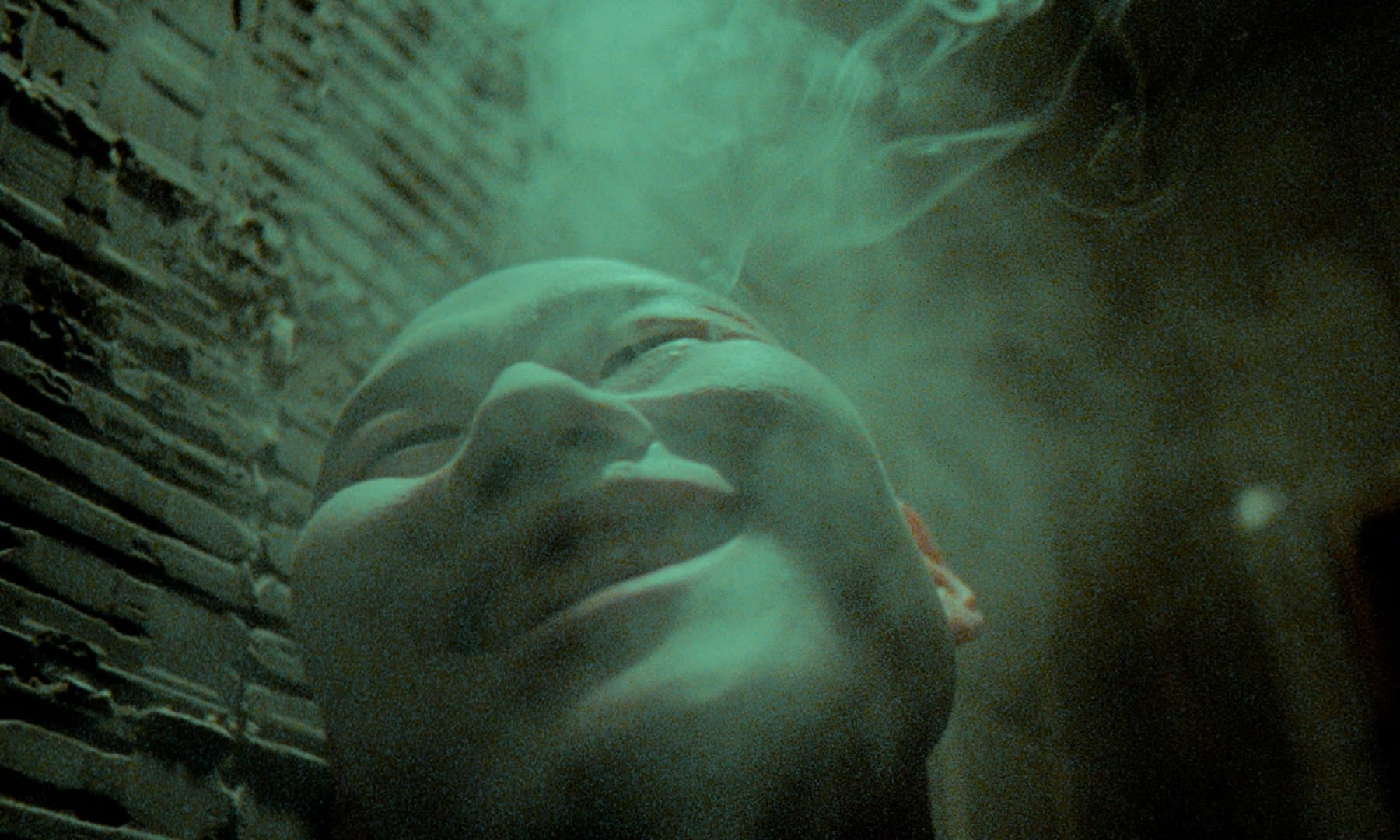 Digitaler Colorist: Eindringliches, grünstichiges Porträt mit Rauch, meisterhaftes colour-grading.