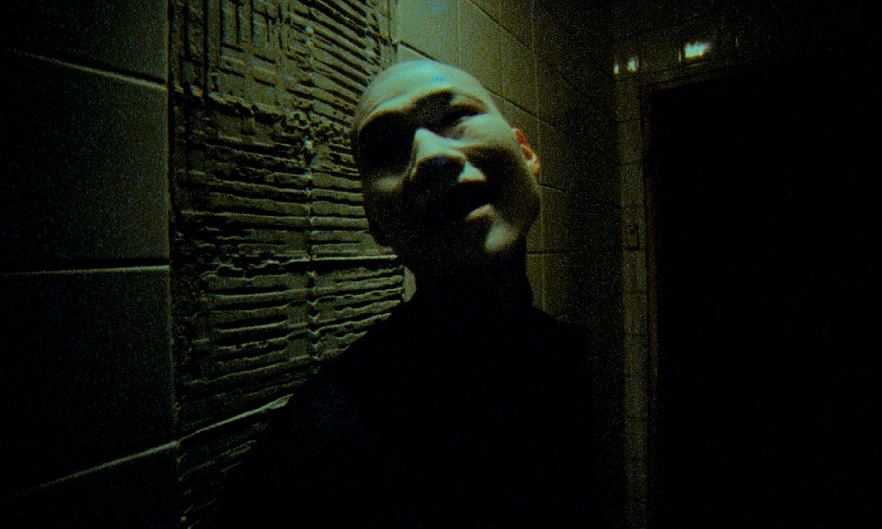 Intensives color-grading erzeugt düstere, grünstichige Atmosphäre. Expertise eines Digital Coloristen.