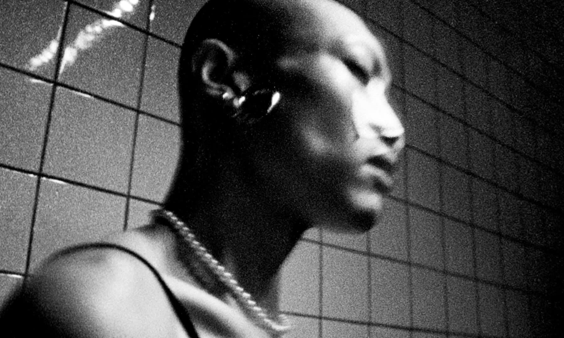 Körniges Schwarz-Weiß-Porträt. Ein Digital Colorist formt diese kontrastreiche, melancholische Stimmung.