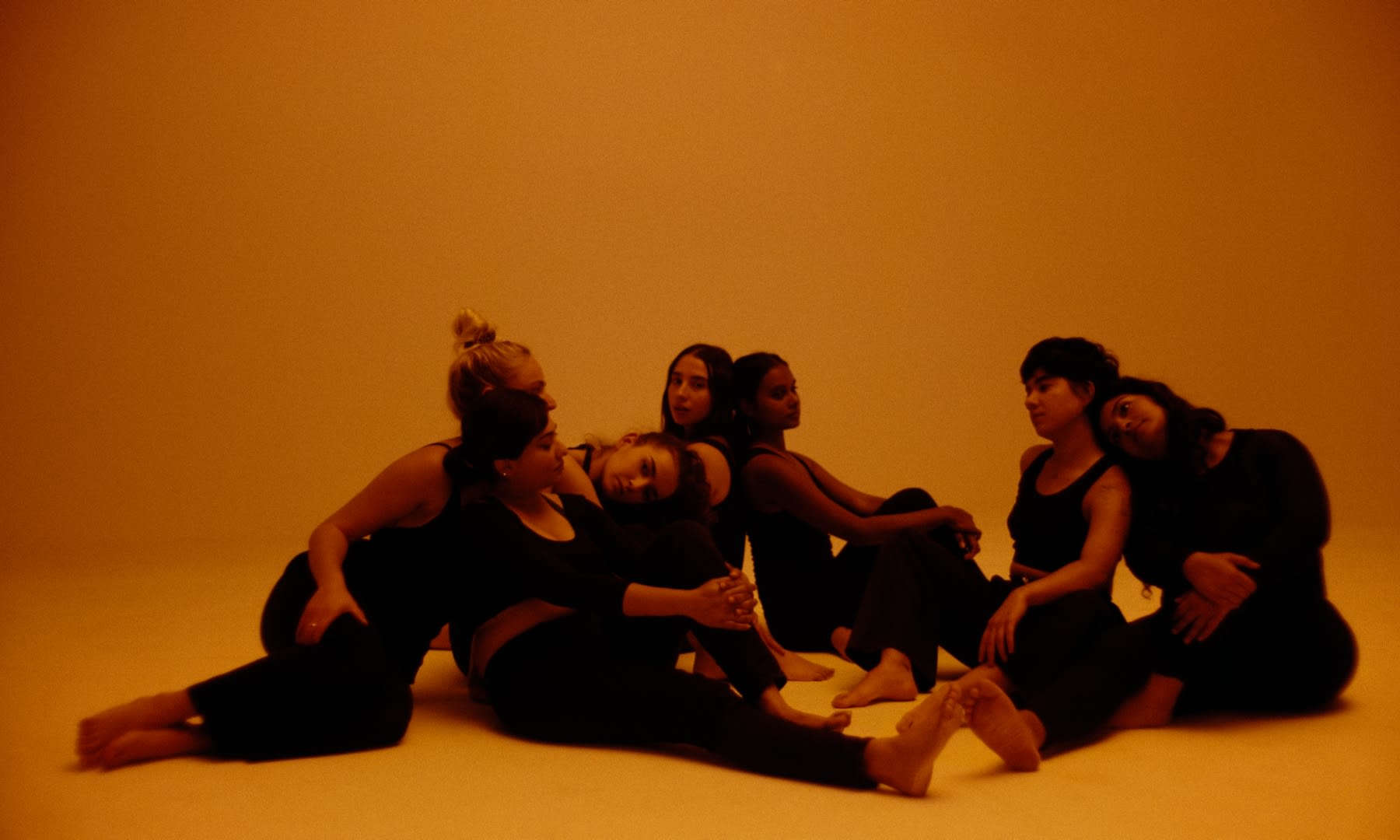 Warme, orangefarbene Stimmung: Sieben Frauen, exzellentes Color-Grading unterstreicht Intimität.