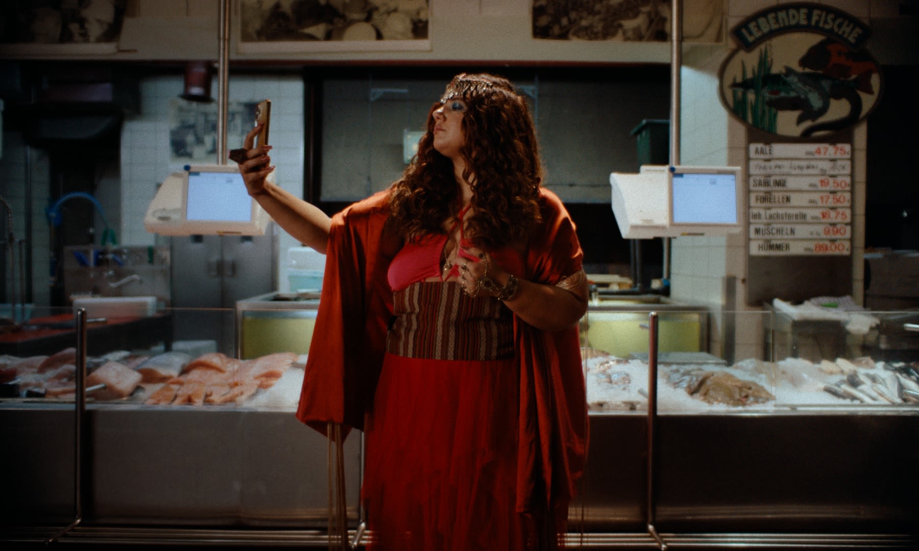 Satte Rottöne im Fischmarkt. Exotische Stimmung, prädestiniert für kreatives color-grading.