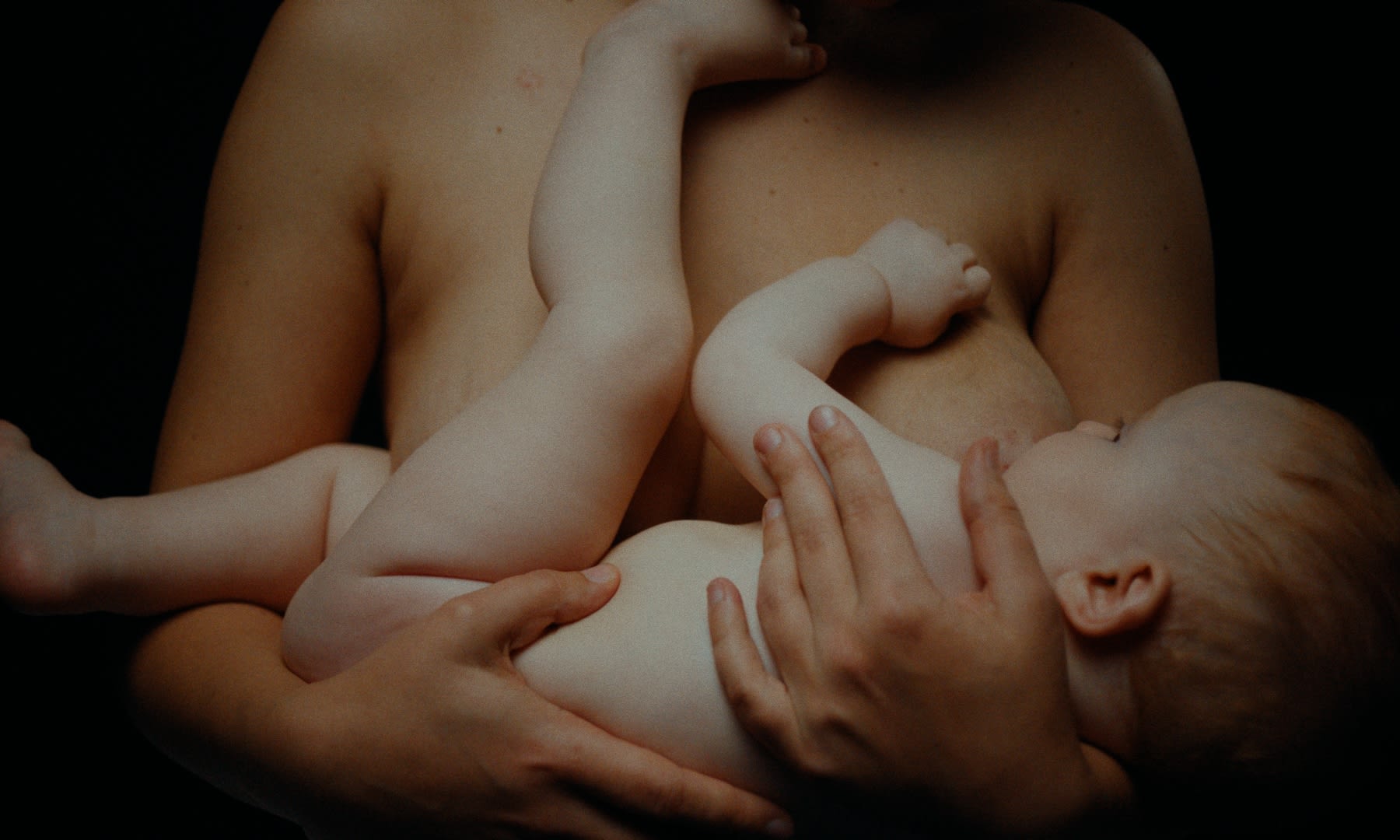 Zärtliche Stillaufnahme, warmes Color-Grading betont Hauttöne und intime Stimmung.