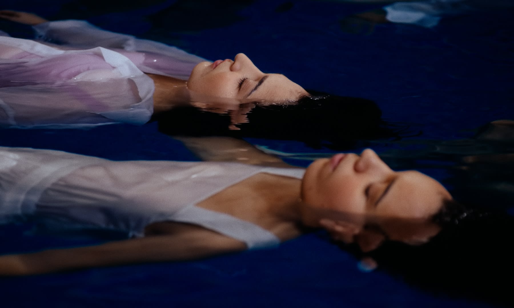 Verträumte Unterwasser-Szene mit tiefblauen Tönen, meisterhaftes color-grading eines Digital Coloristen.