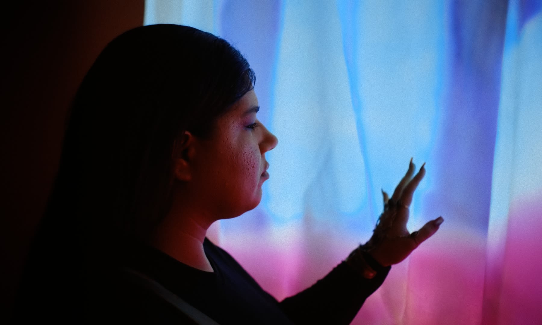 Faszinierendes color-grading: Frau in lebendigem Blau-Rosa-Licht, digitale Farbgestaltung.