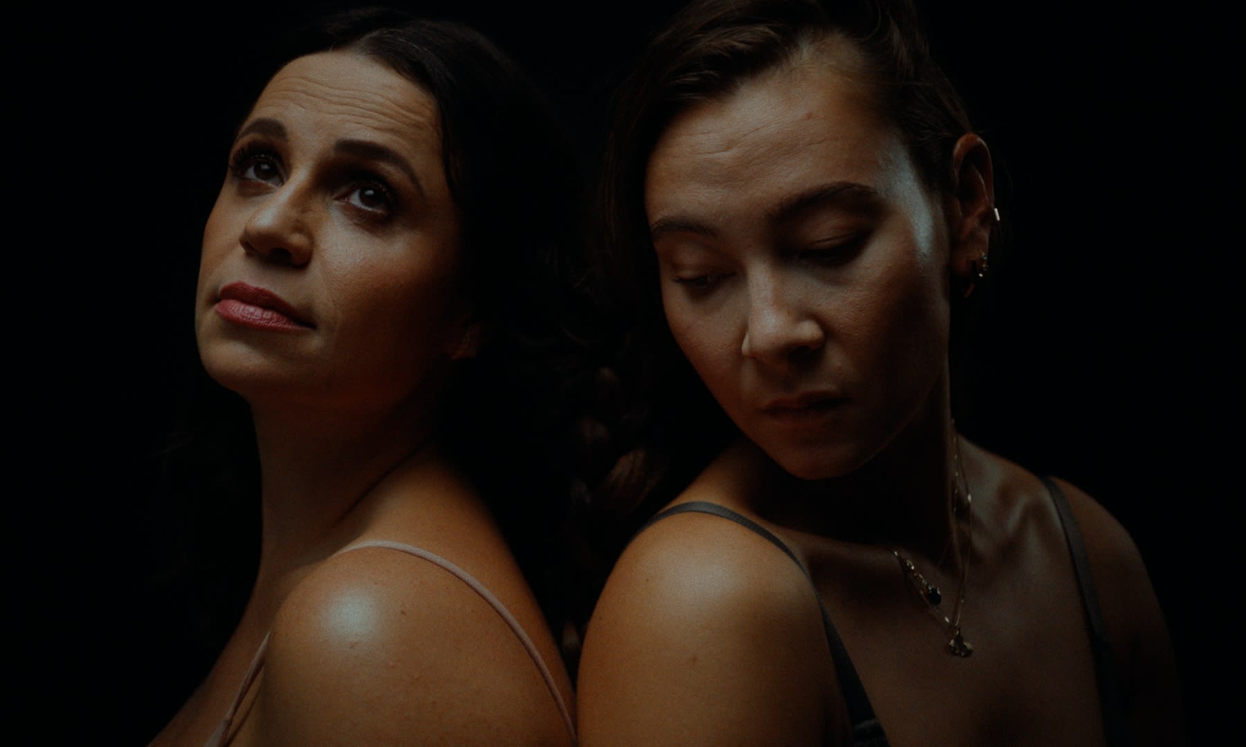 Emotionales Doppelporträt, meisterhaft vom Coloristen mit warmem Licht gestaltet.