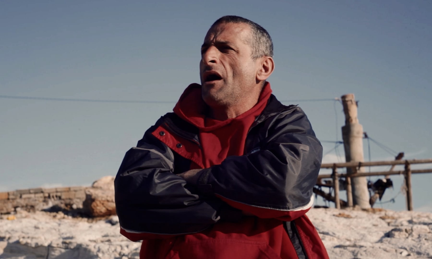 Expressiver Mann vor hellem Himmel; emotionale Farbpalette für gezieltes color-grading.