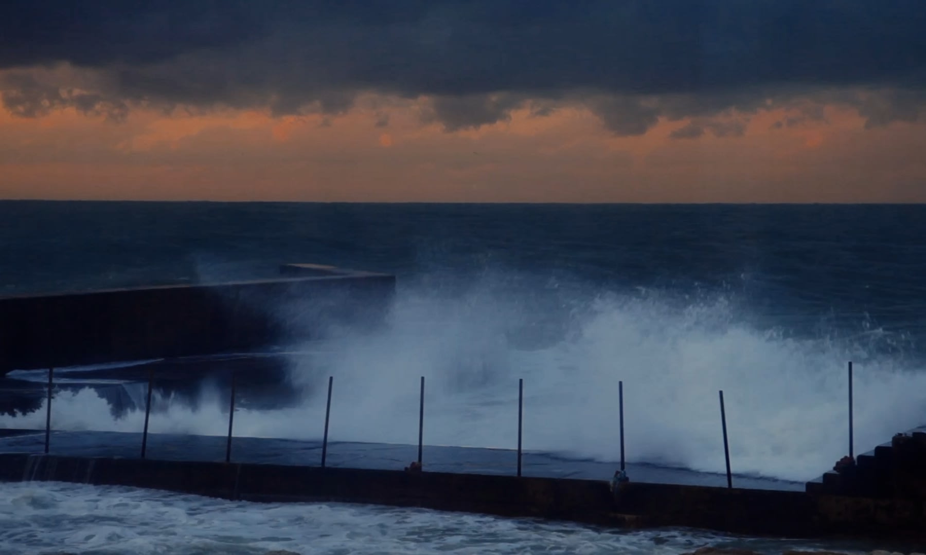 Düsterer Himmel über tosender See, dramatisches color-grading für stimmungsvolle Farbkorrektur.