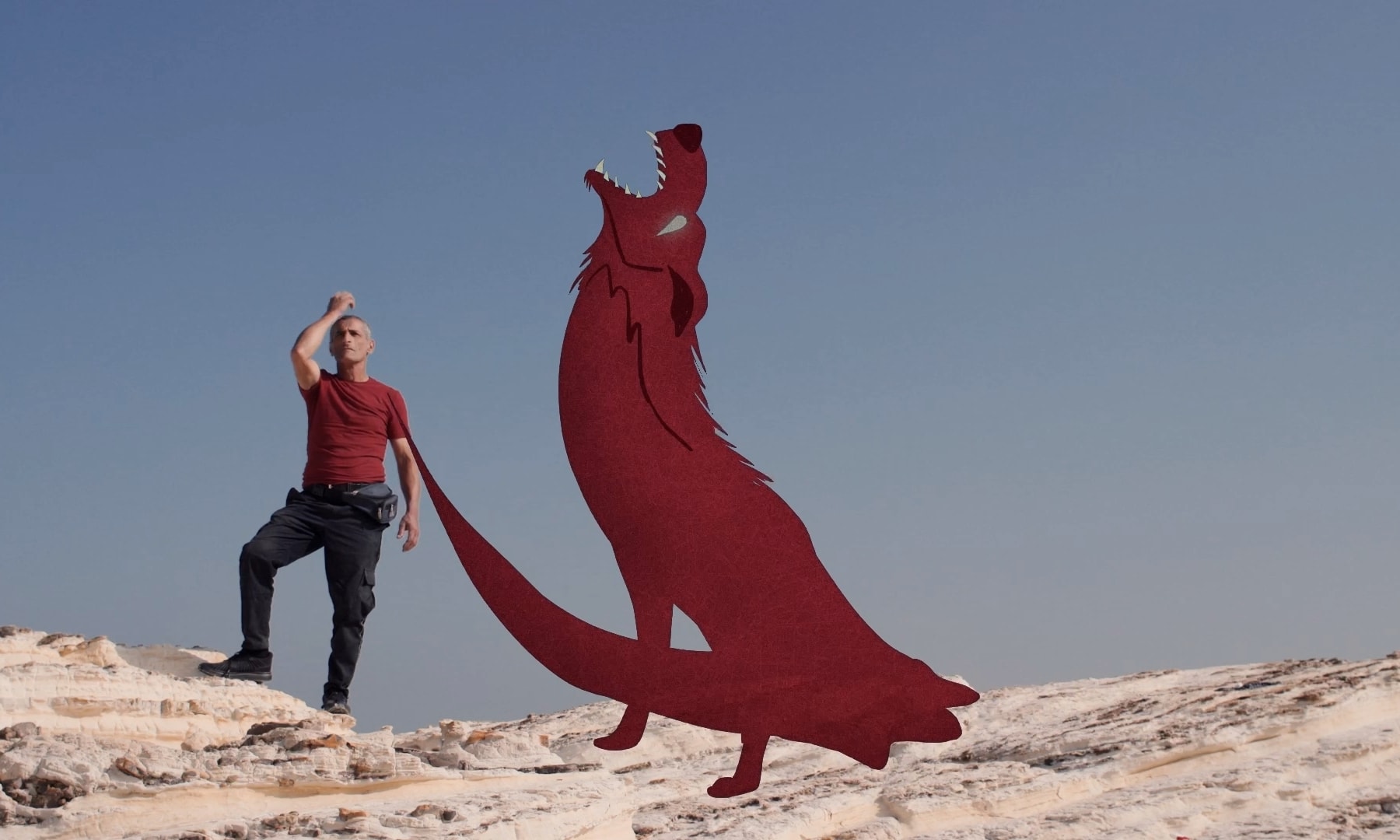 Meisterhaftes colour-grading: Mann, mythischer Wolf in leuchtendem Rot vor klarem Himmel.