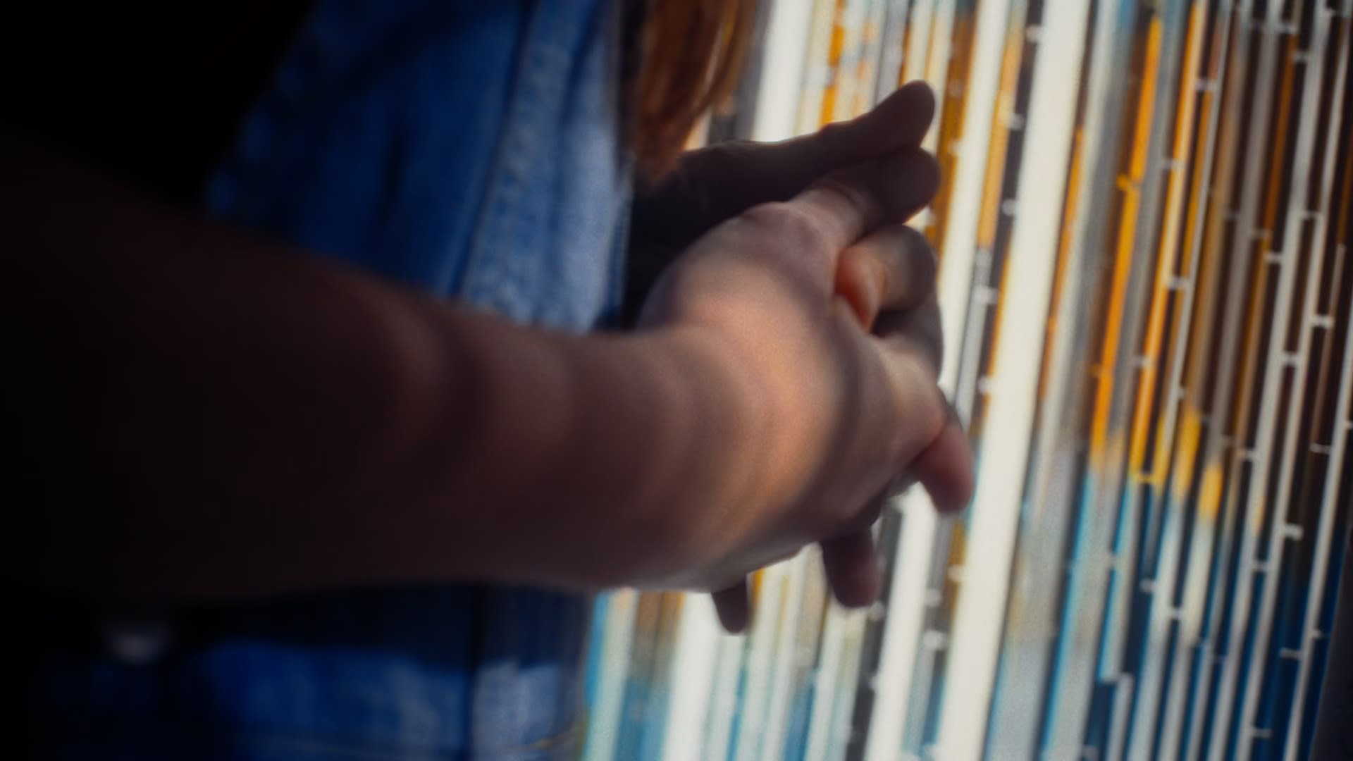 Professioneller Colorist in Denim mit warmer Farbkorrektur und stimmungsvollen Lichtspielen.