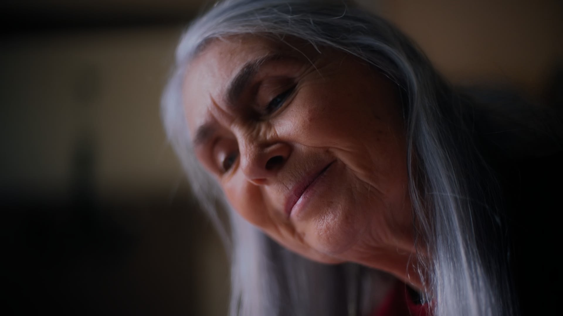 Colorist veredelt Porträt einer älteren Frau mit grauem Haar und stimmungsvollem grading.