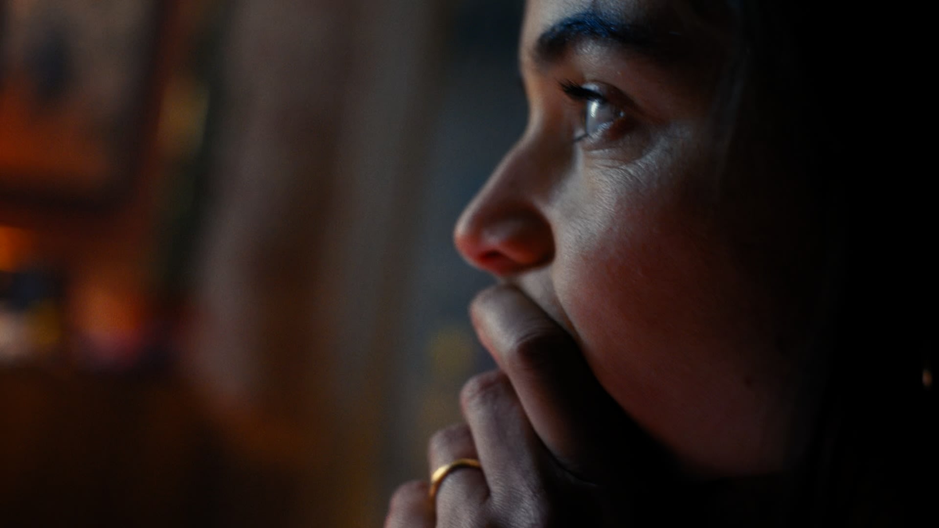 Stimmungsvolles Porträt mit Fokus auf Detail, erfahrenem Colorist.