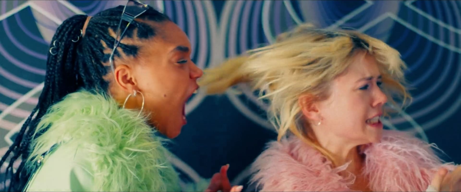 Kontrastreiche, energiegeladene Szene; lebendige Farben perfektioniert durch Grading.