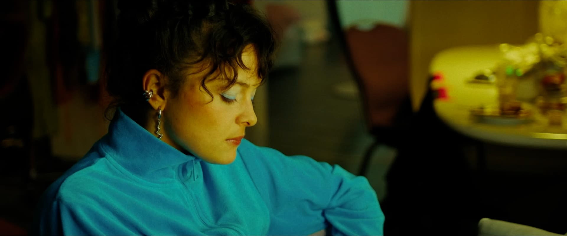 Bunter, stimmungsvoller **colorist**-Porträt mit Fokus auf Blautöne und warmes Licht.