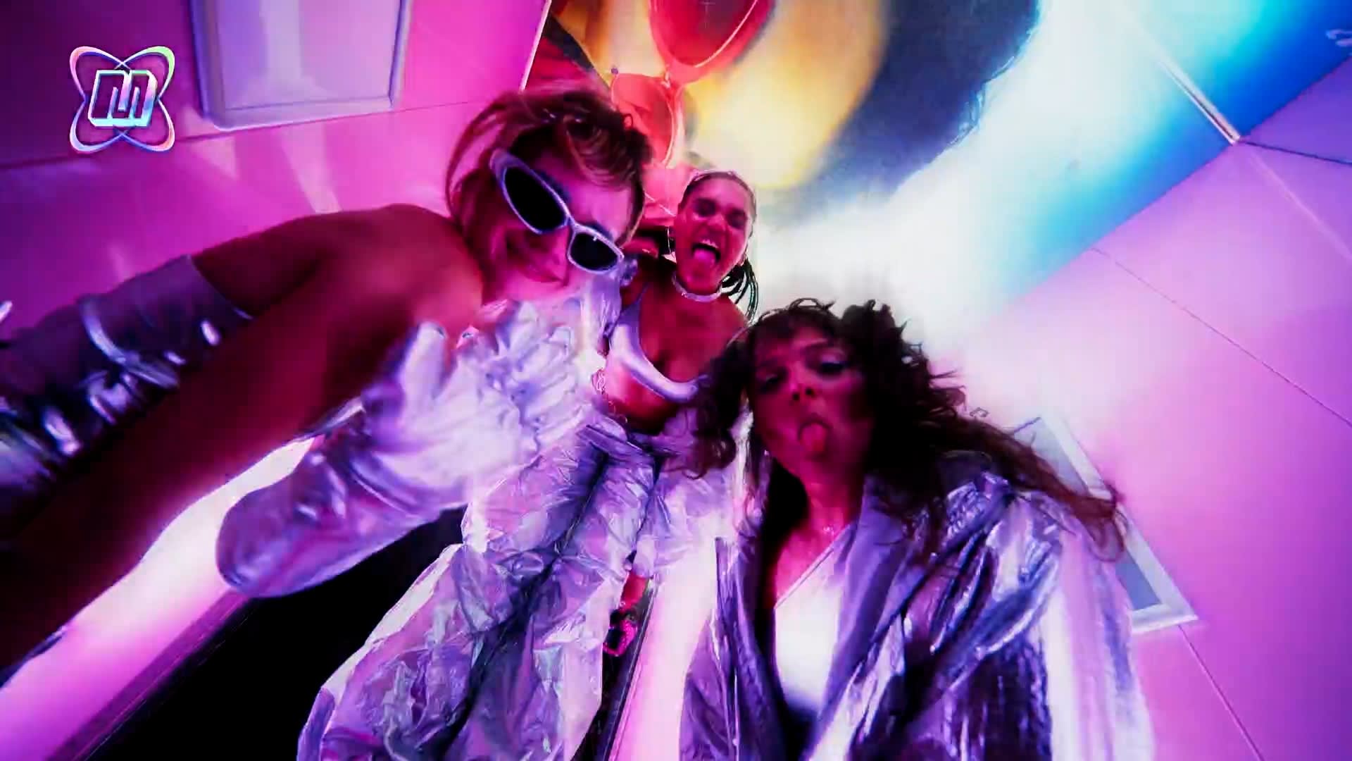 Futuristischer Colorist-Look mit pink-violetter Stimmung, stylische Frauen im Glanz-Outfit.