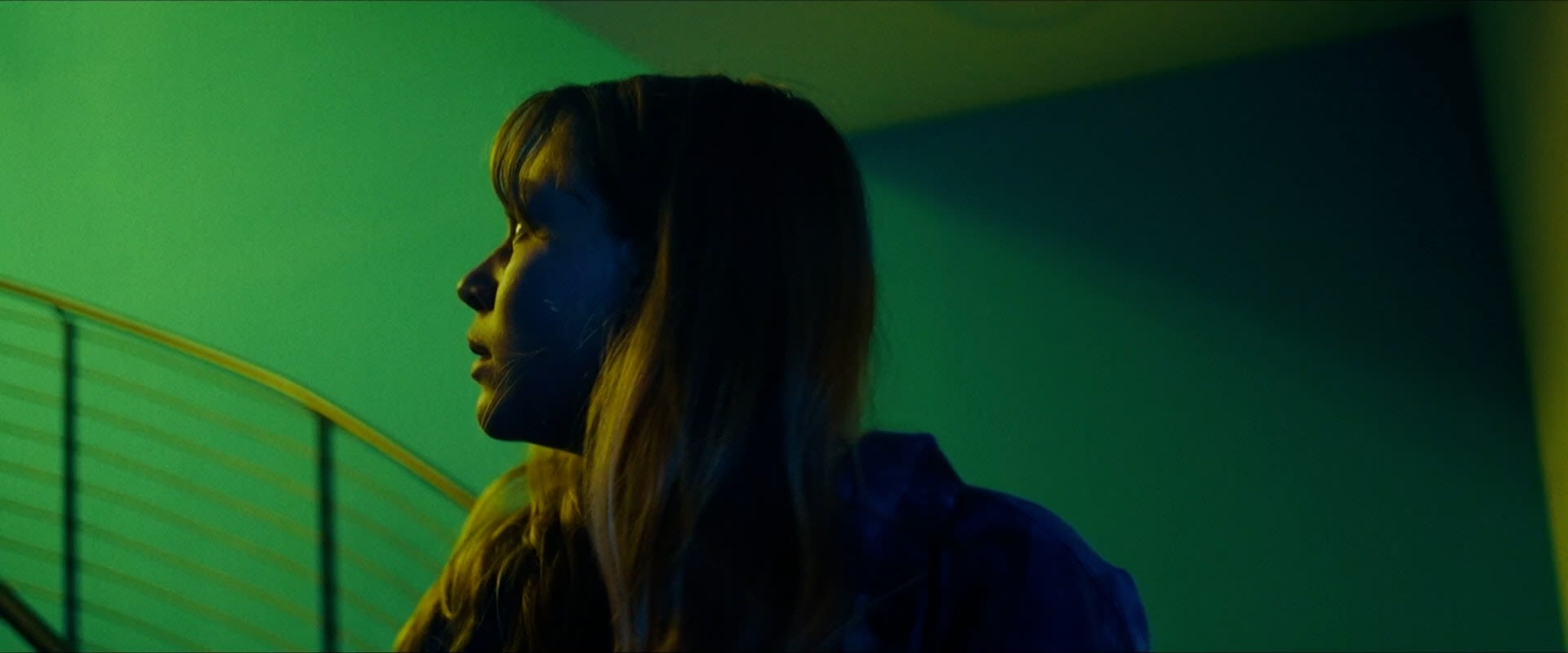 Stimmungsvolles Color-Grading mit blauer und grüner Beleuchtung einer jungen Frau.