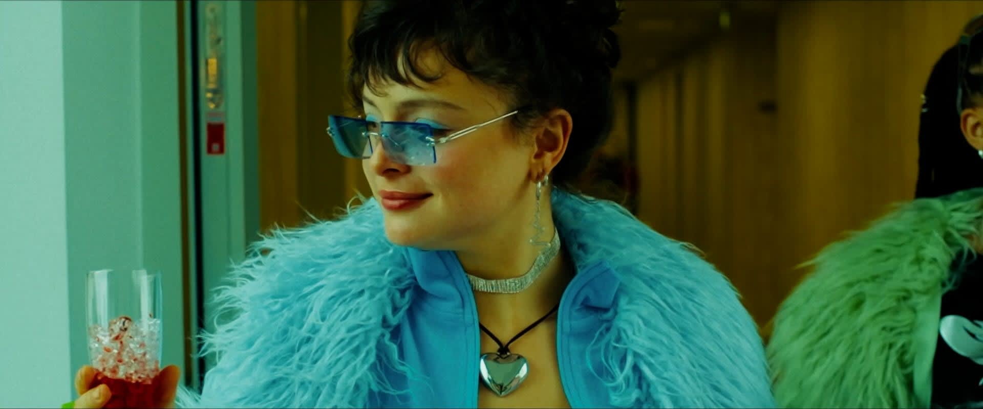 Farbintensives Porträt mit stylischer Frau und blauem Outfit, meisterhaftes Color-Grading.