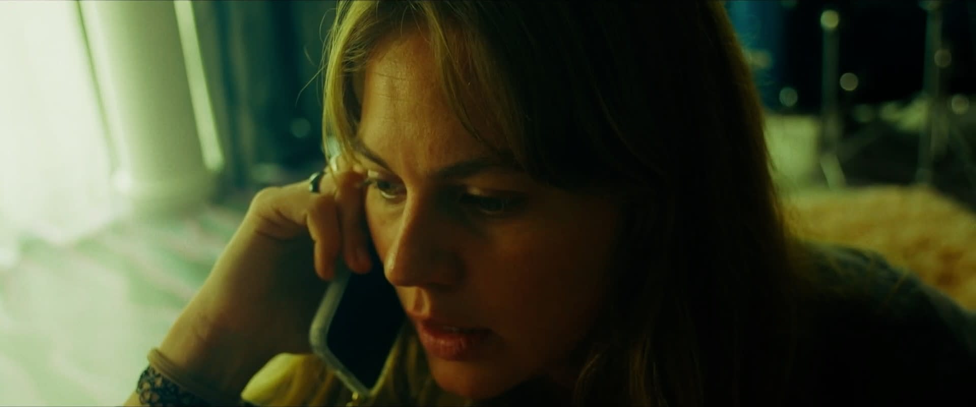 Professioneller Colorist verfeinert stimmungsvolles Porträt mit subtilem Color-Grading.