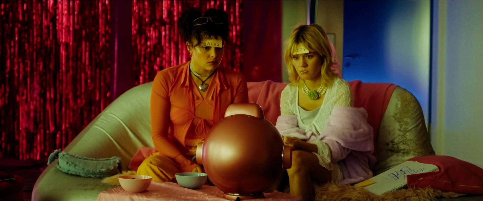 Farbkorrektur: Zwei Frauen mit Namensschildern, bunte, stimmungsvolle Beleuchtung.