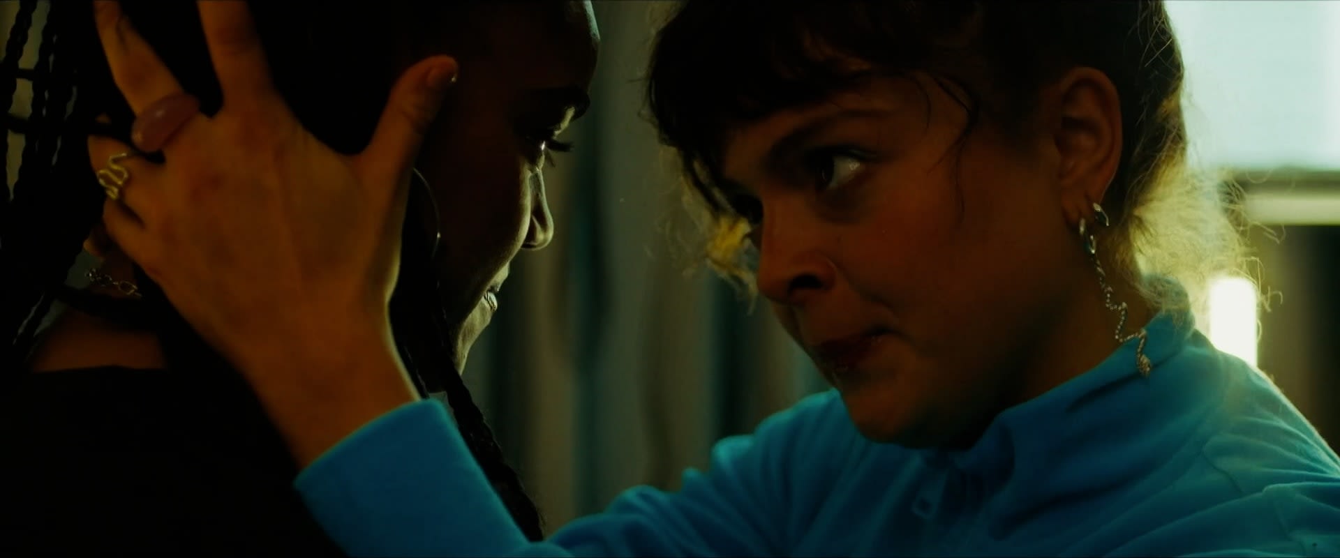 Dramatisches Porträt zweier Frauen, intensive Farben und Lichtspiel durch präzises Color-Grading.