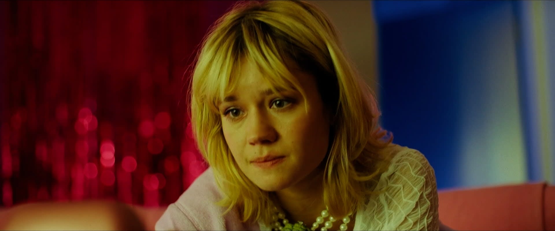 Colorist setzt stimmungsvolles Rot-Blau-Grading mit warmem Licht für Film-Szene.