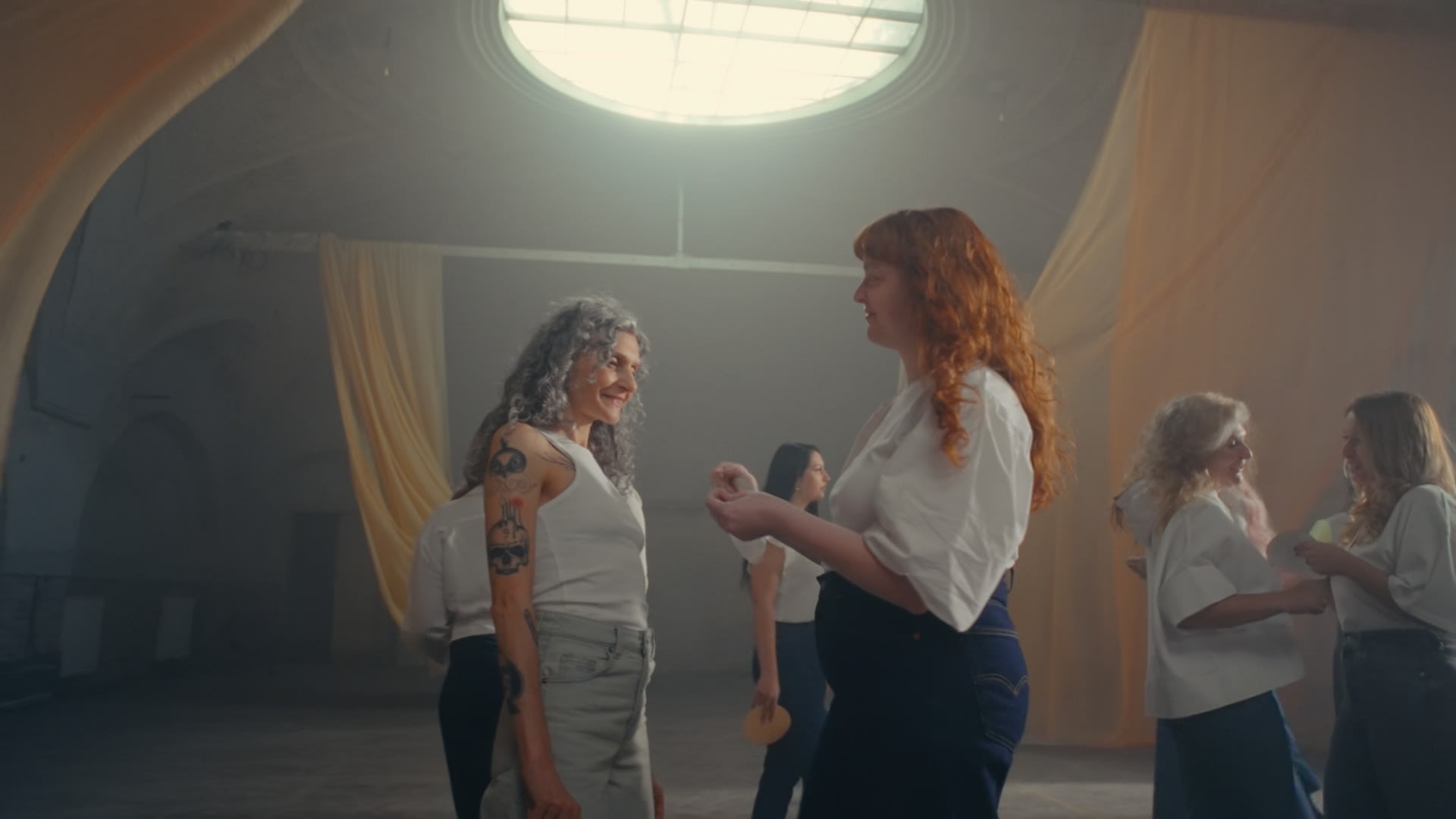 Authentische Frauen in warmem Licht, perfektioniert durch subtiles Color-Grading.