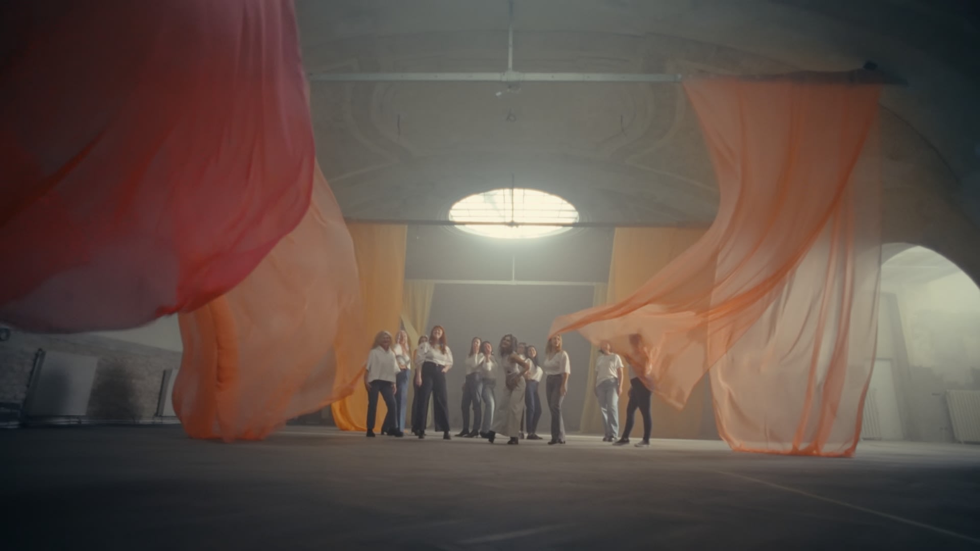 Ein Colorist optimierte die leuchtenden Stoffe und die heitere Stimmung im Saal.