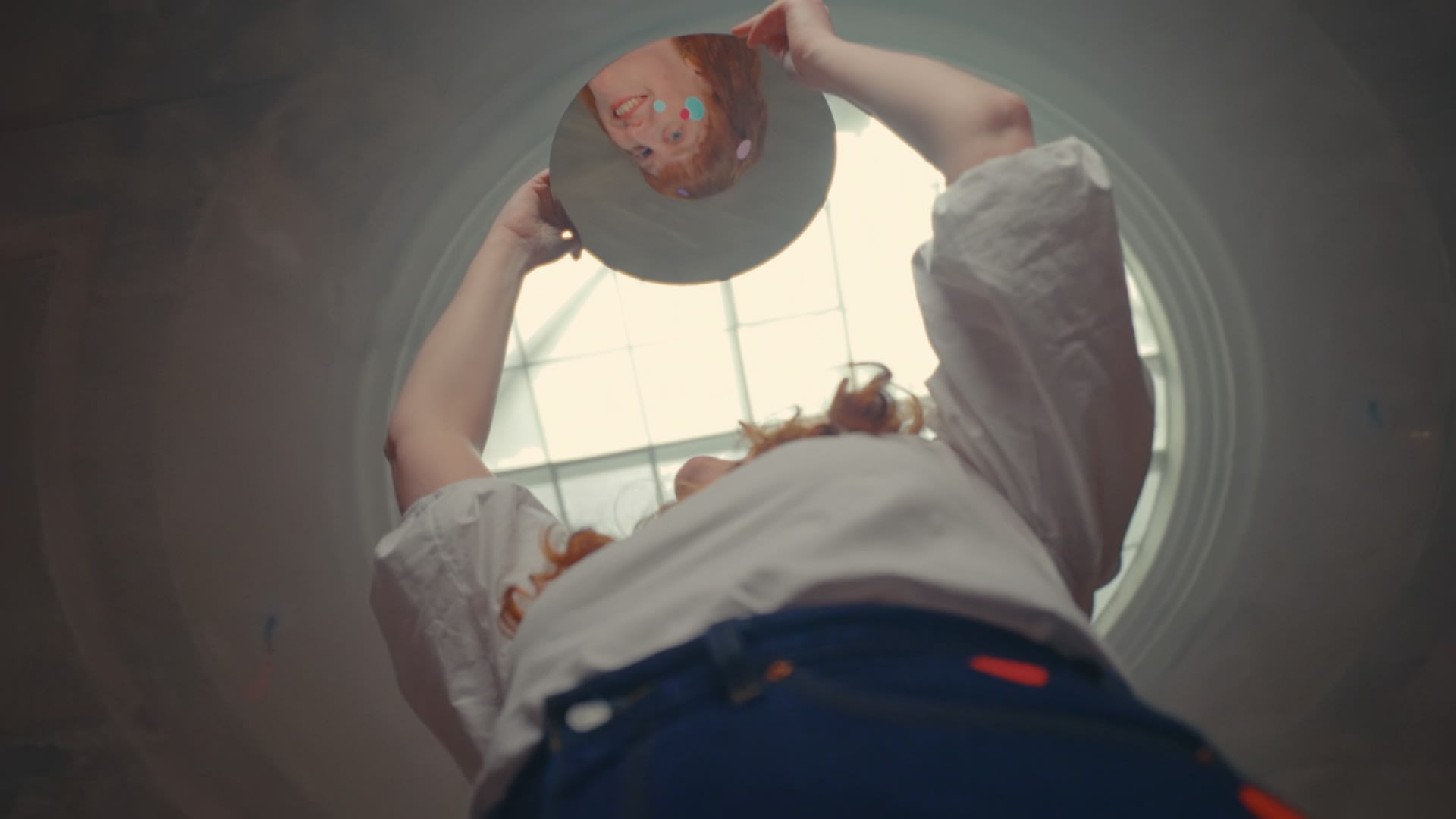 Creative Vision: Colorist-Arbeit mit warmen Tönen betont spielerische Spiegelreflexion.