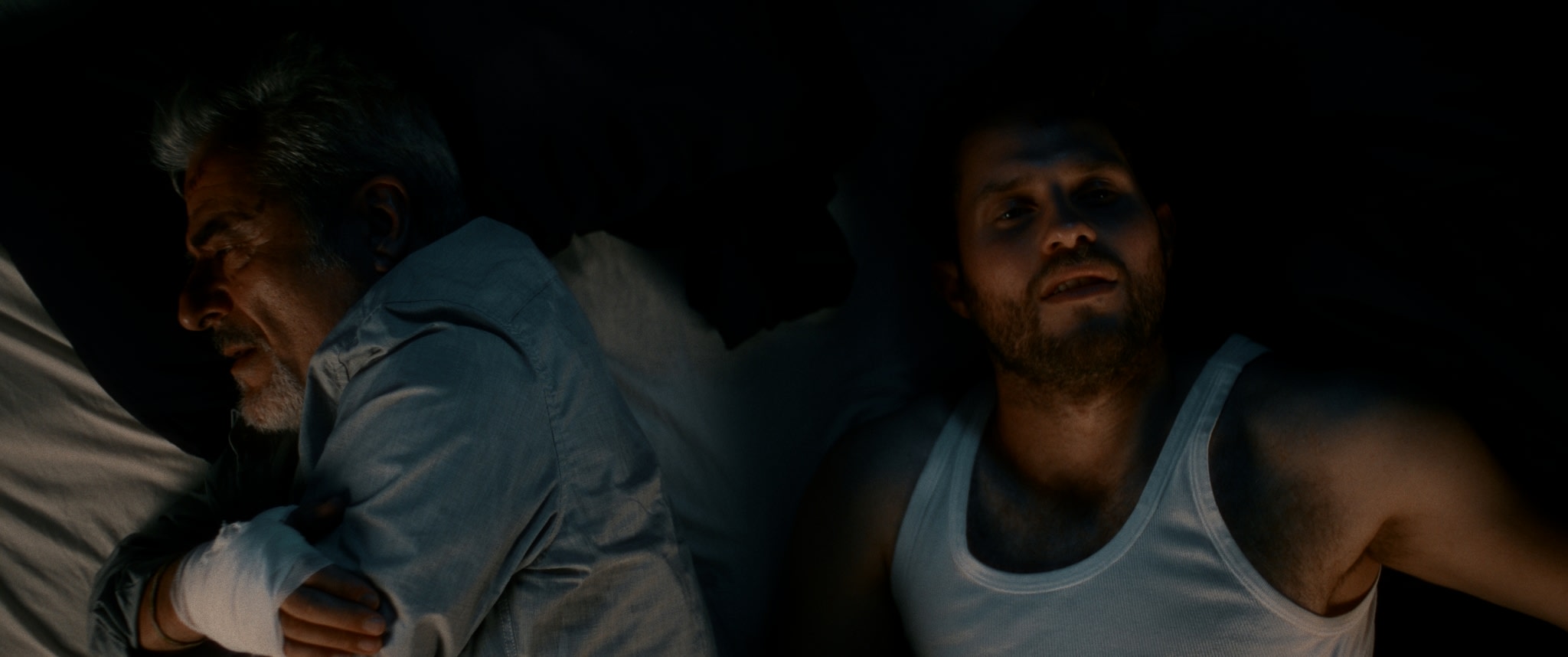 Digital Colorist: Dunkle, stimmungsvolle Szenen in warmen, kontrastreichen Farben für Film-Color-Grading.