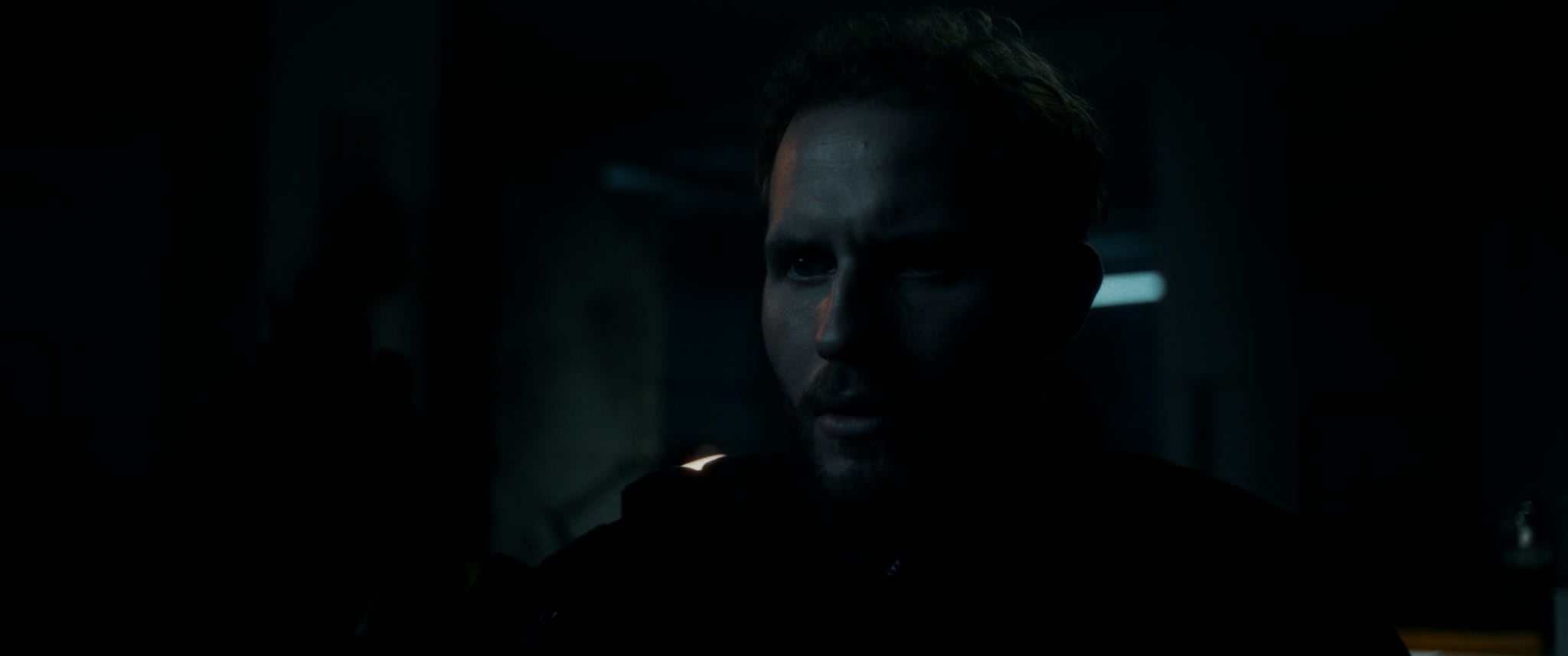 Düsterer Mann, stimmungsvolles Color Grading für professionelle Farbkorrektur.