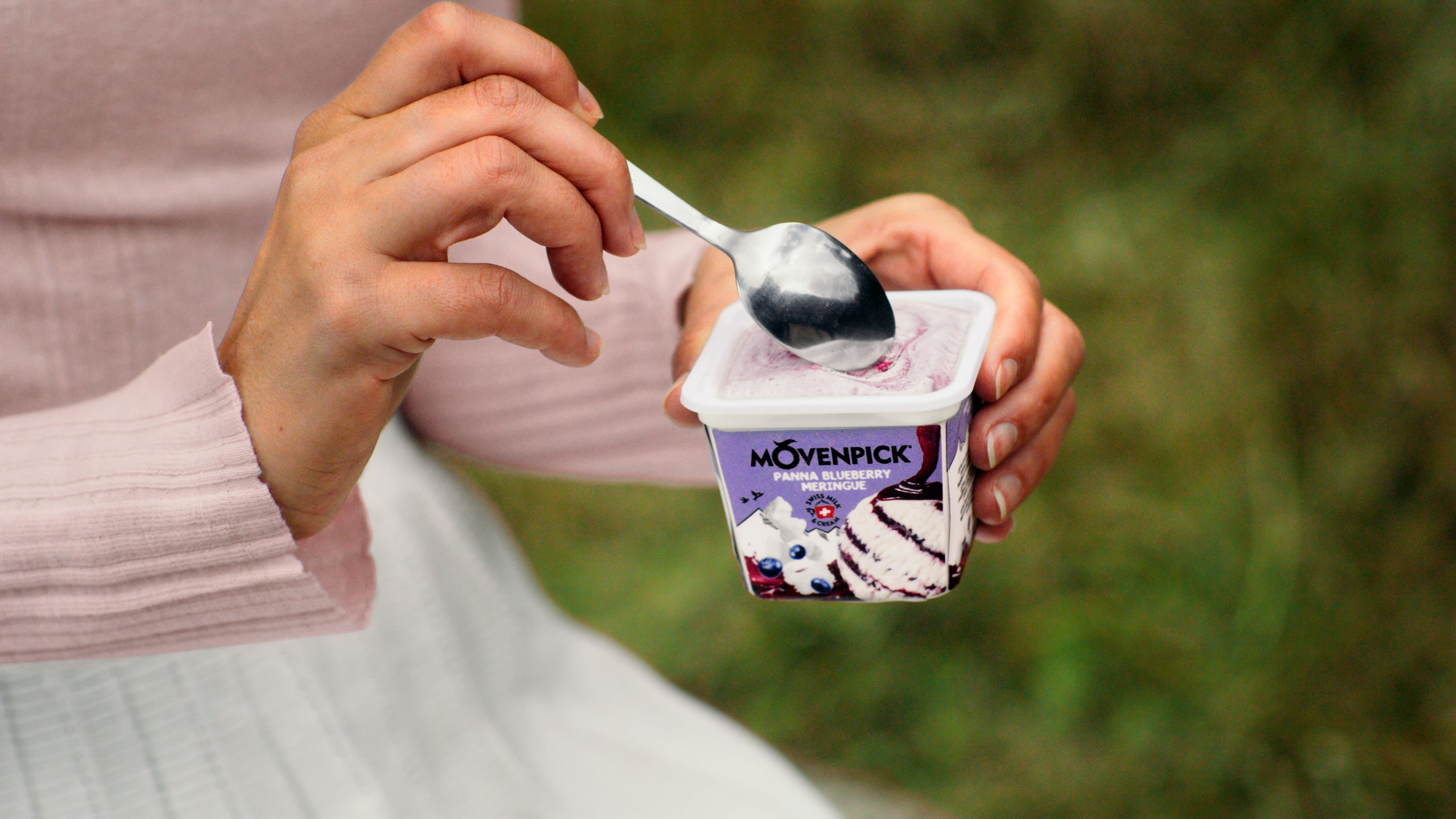 Warme Farben des Eis-Genusses, perfektioniert durch professionelles Color-Grading.