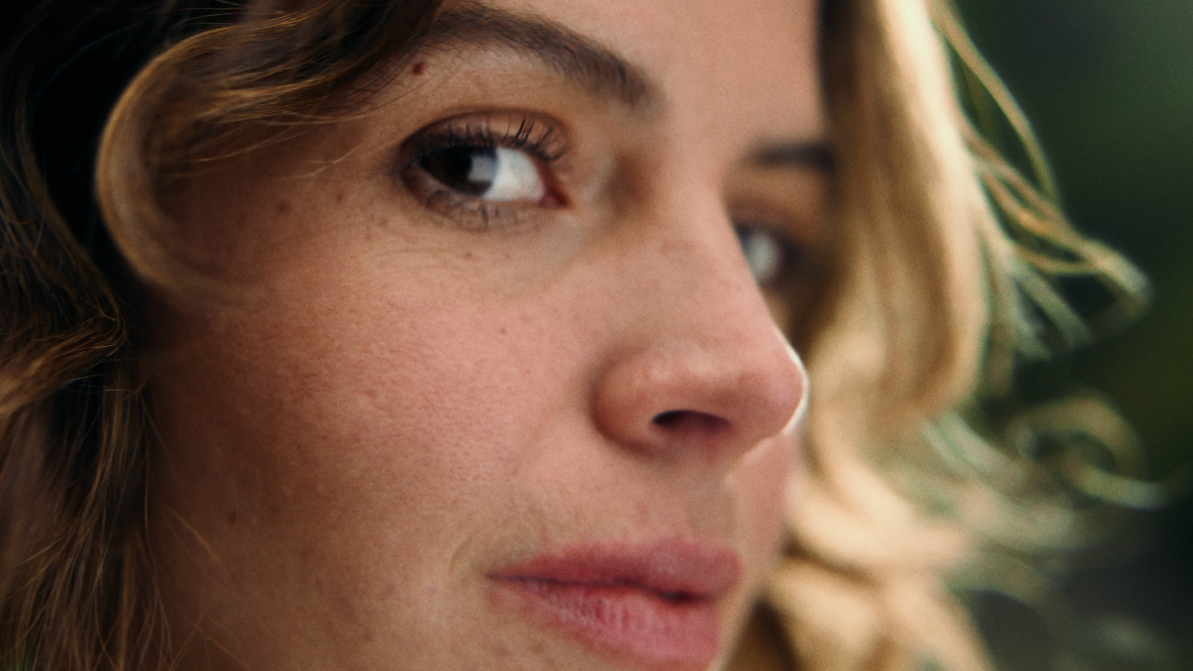 Nahaufnahme einer Frau mit warmer Stimmung, professionelles Color Grading für natürliche Hauttöne.