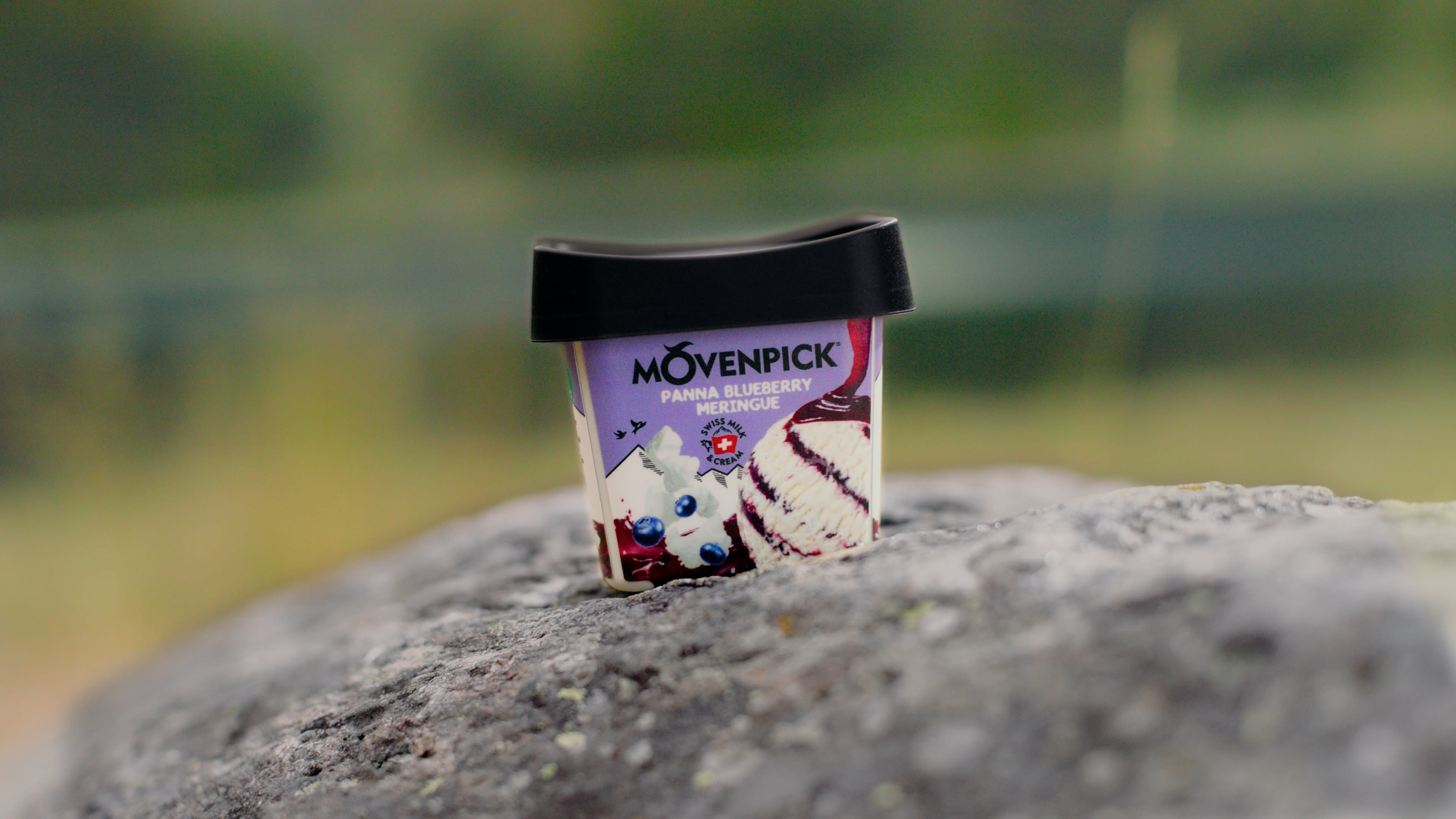 Vom Digital Coloristen farbkorrigierter Movenpick Eisbecher auf Fels, frisch und ansprechend inszeniert.