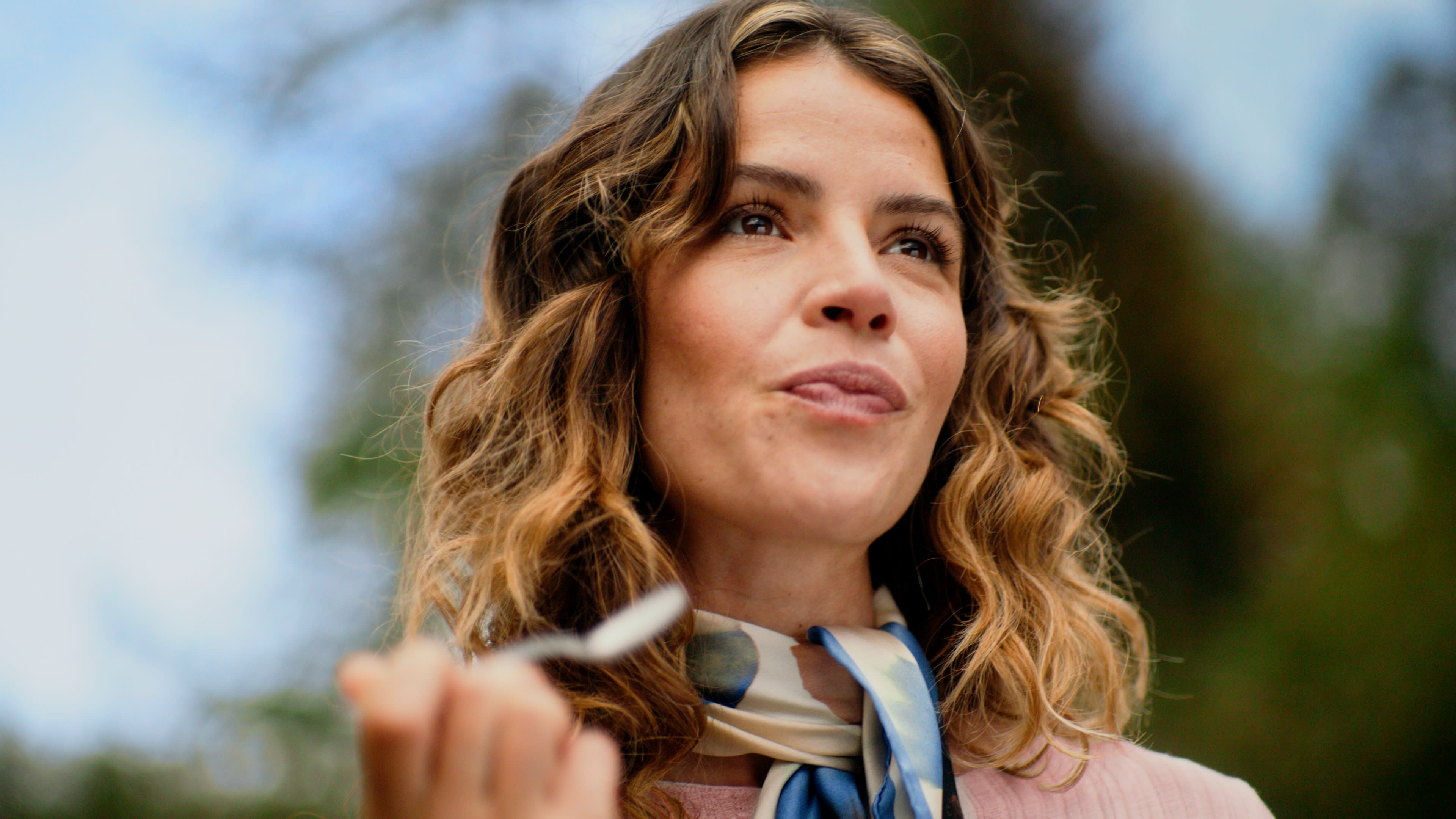 Porträt einer Frau mit Locken, warme Hauttöne durch professionelles Color Grading.