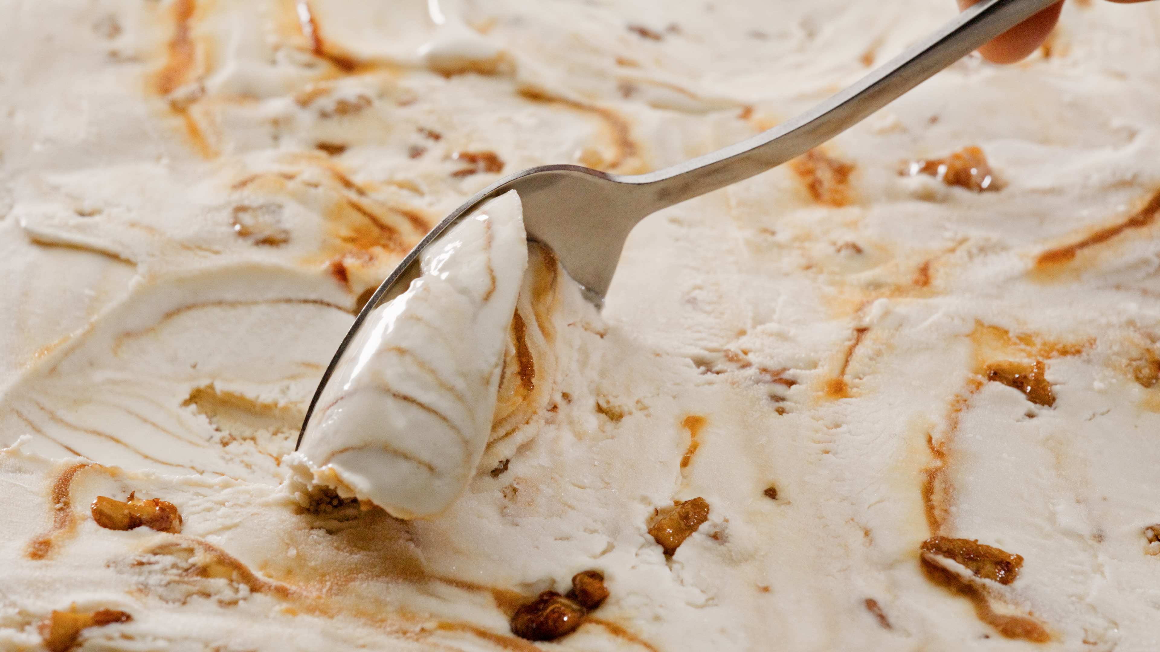 Appetitliches Karamell-Eis, dessen warme Farben durch meisterhaftes color-grading glänzen.