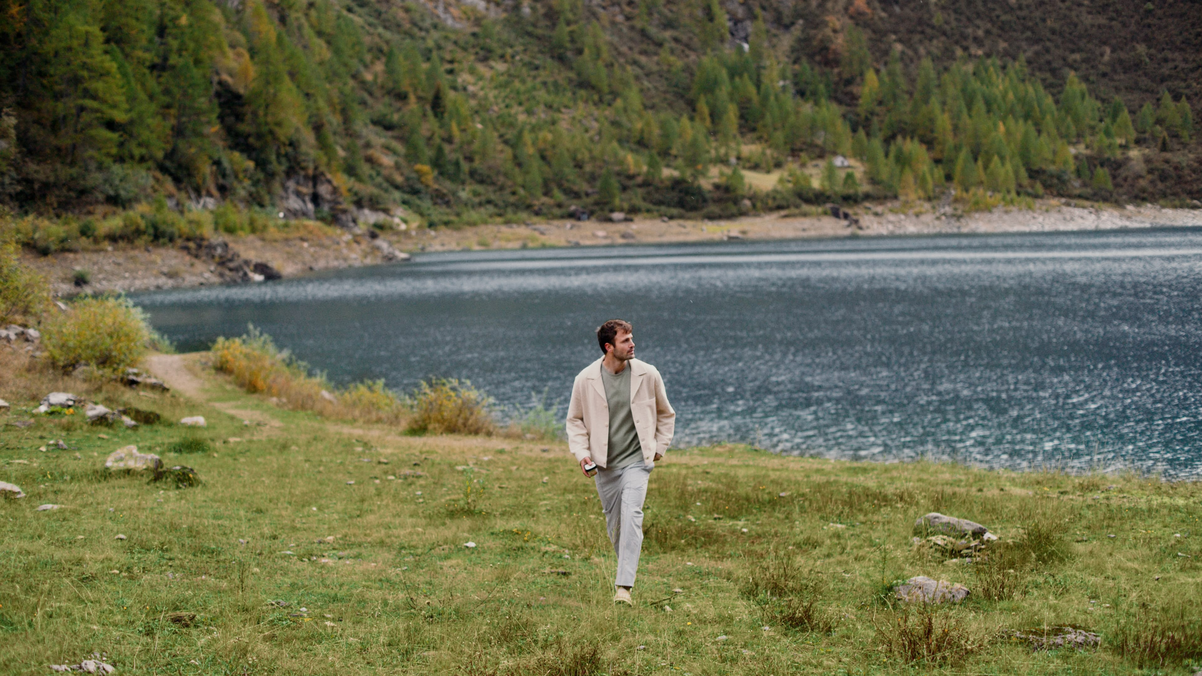 Ein Mann im Freien, harmonisch farblich abgestimmt mit der Natur. Farbkorrektur, Colorist.