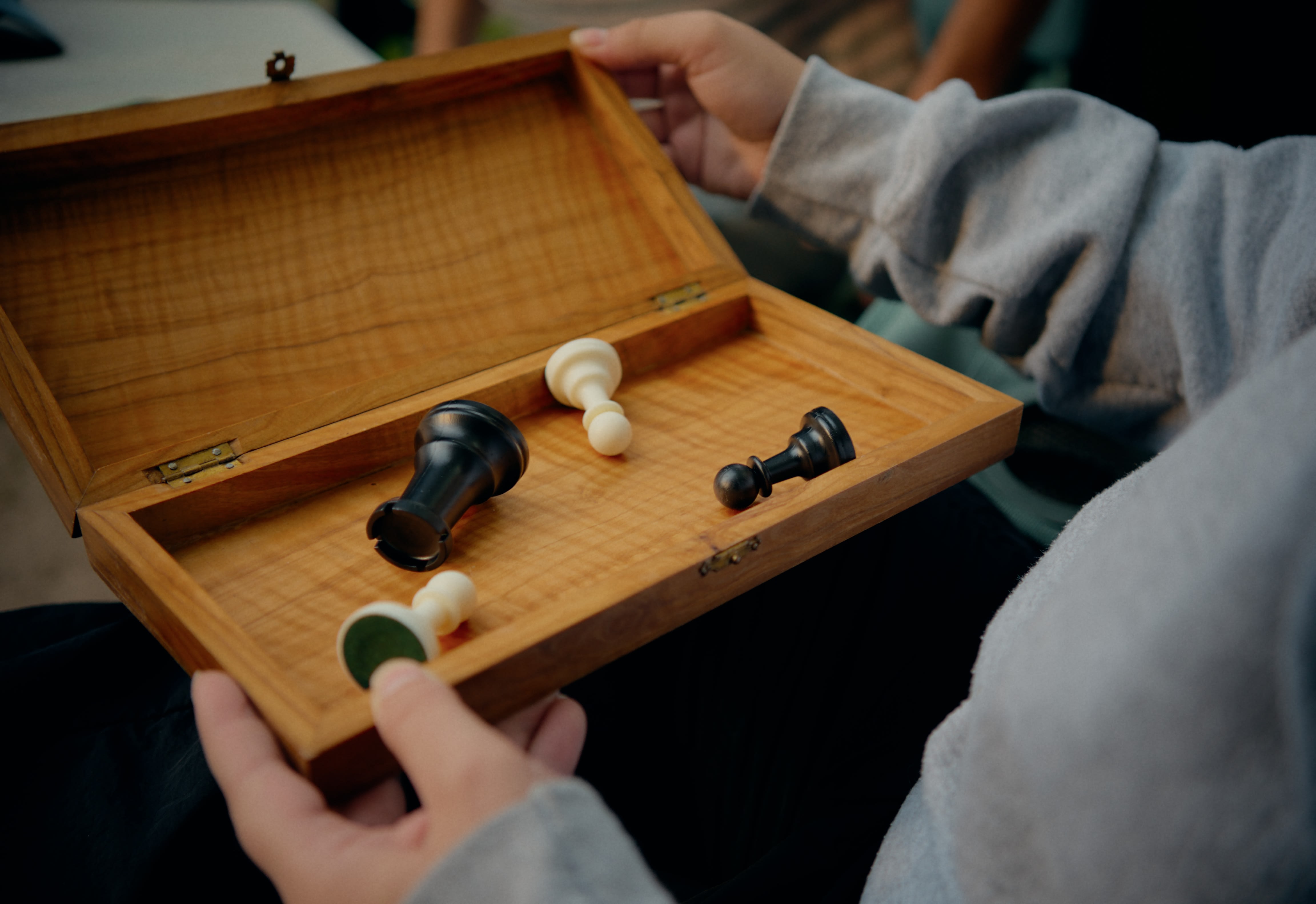 Ein Colorist schätzt diese warmen Holztöne und Schachfiguren für ein stimmungsvolles Grading.