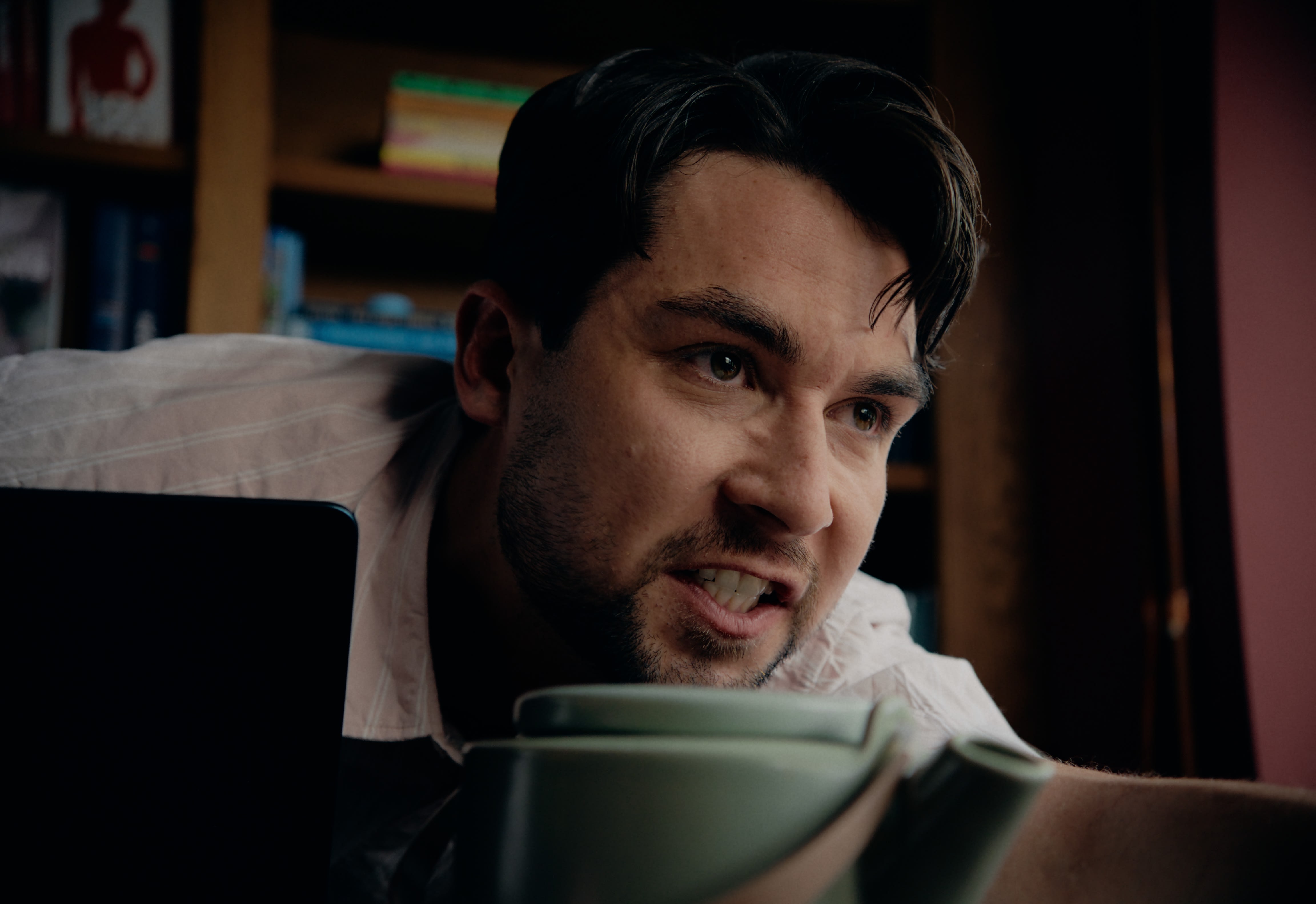 Intensiver Blick eines Mannes, ausdrucksstarkes Color Grading schafft dramatische Atmosphäre.