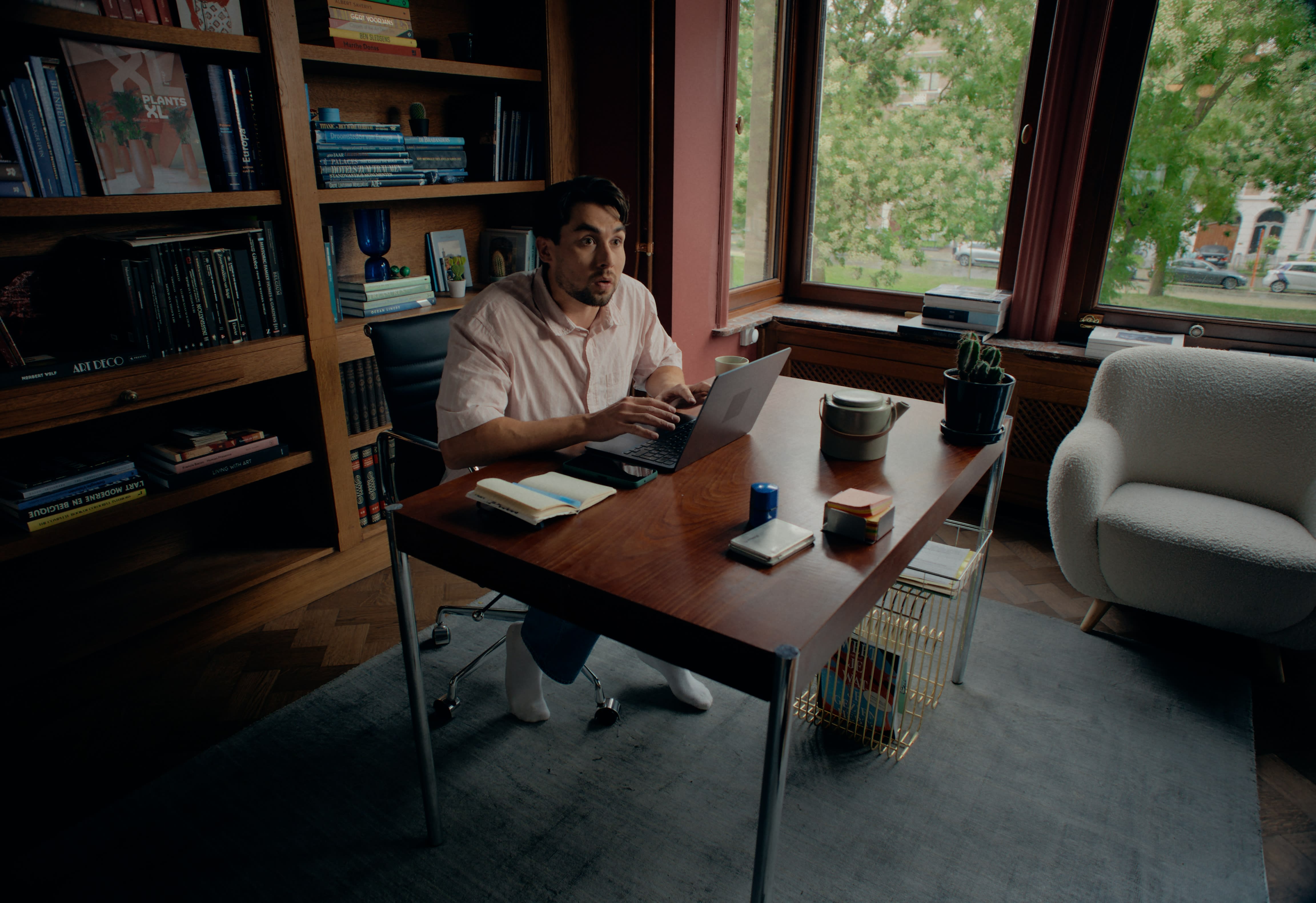 Professionelles Color-Grading betont Mann im Home-Office mit warmer, natürlicher Farbstimmung.