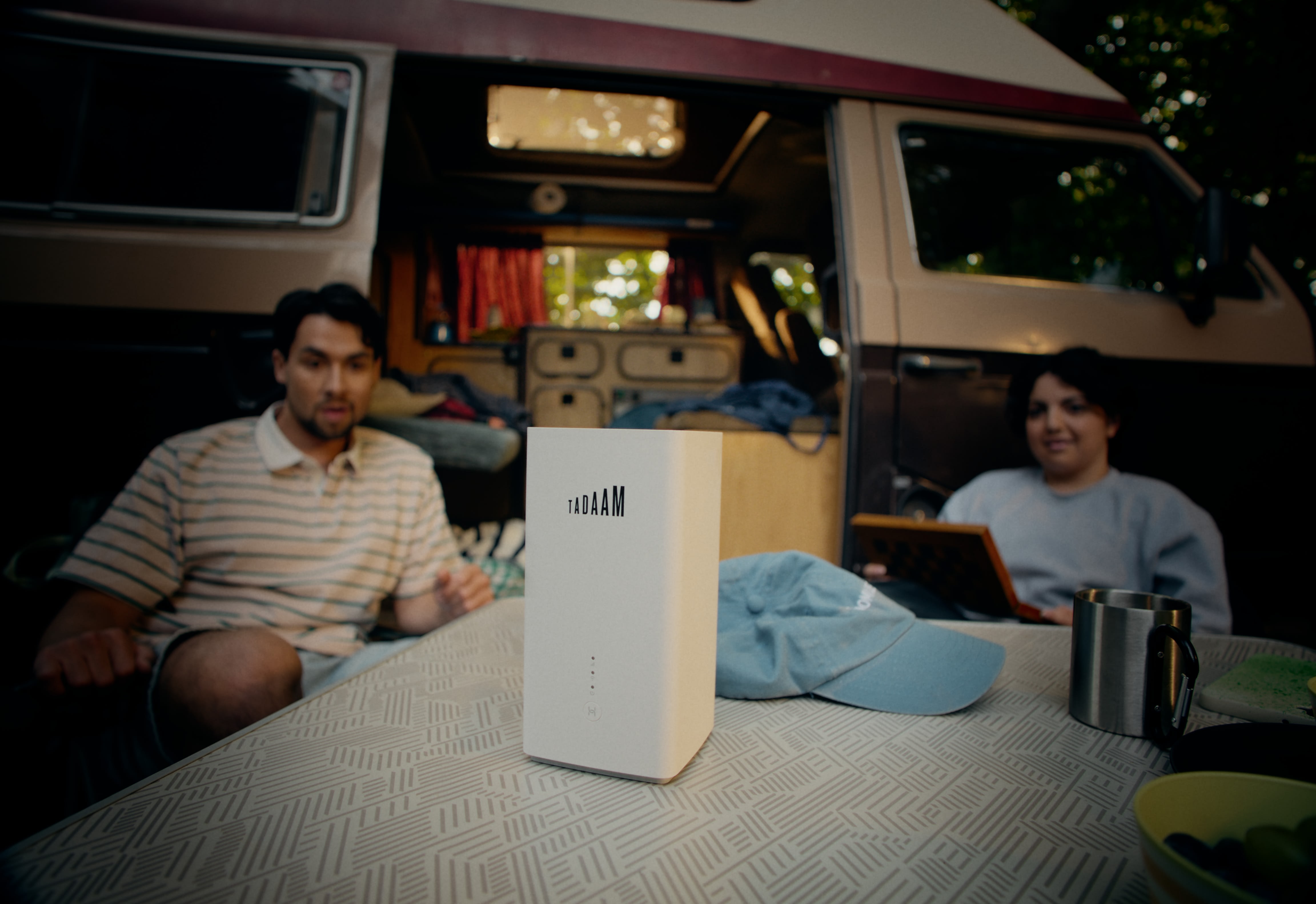 Ein Digital Colorist schuf diese stimmungsvolle Camper-Szene mit reicher Farbkorrektur und warmem Licht.