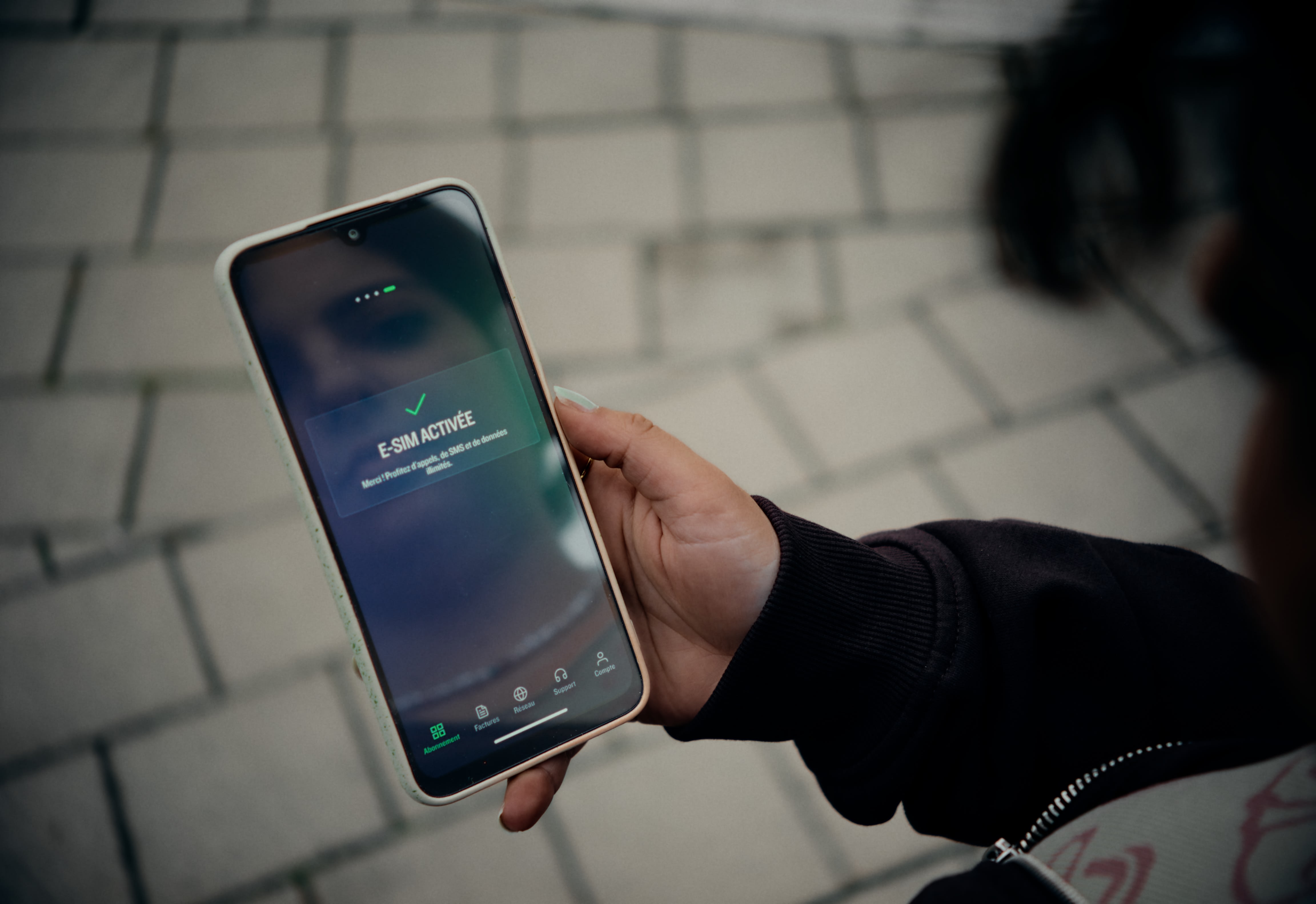 eSIM-Aktivierung auf Smartphone, lebendig durch gezieltes Color-Grading hervorgehoben.