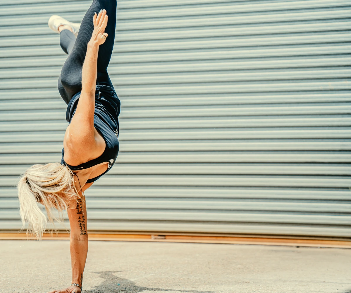 Lindsay Perry doing one hand push up