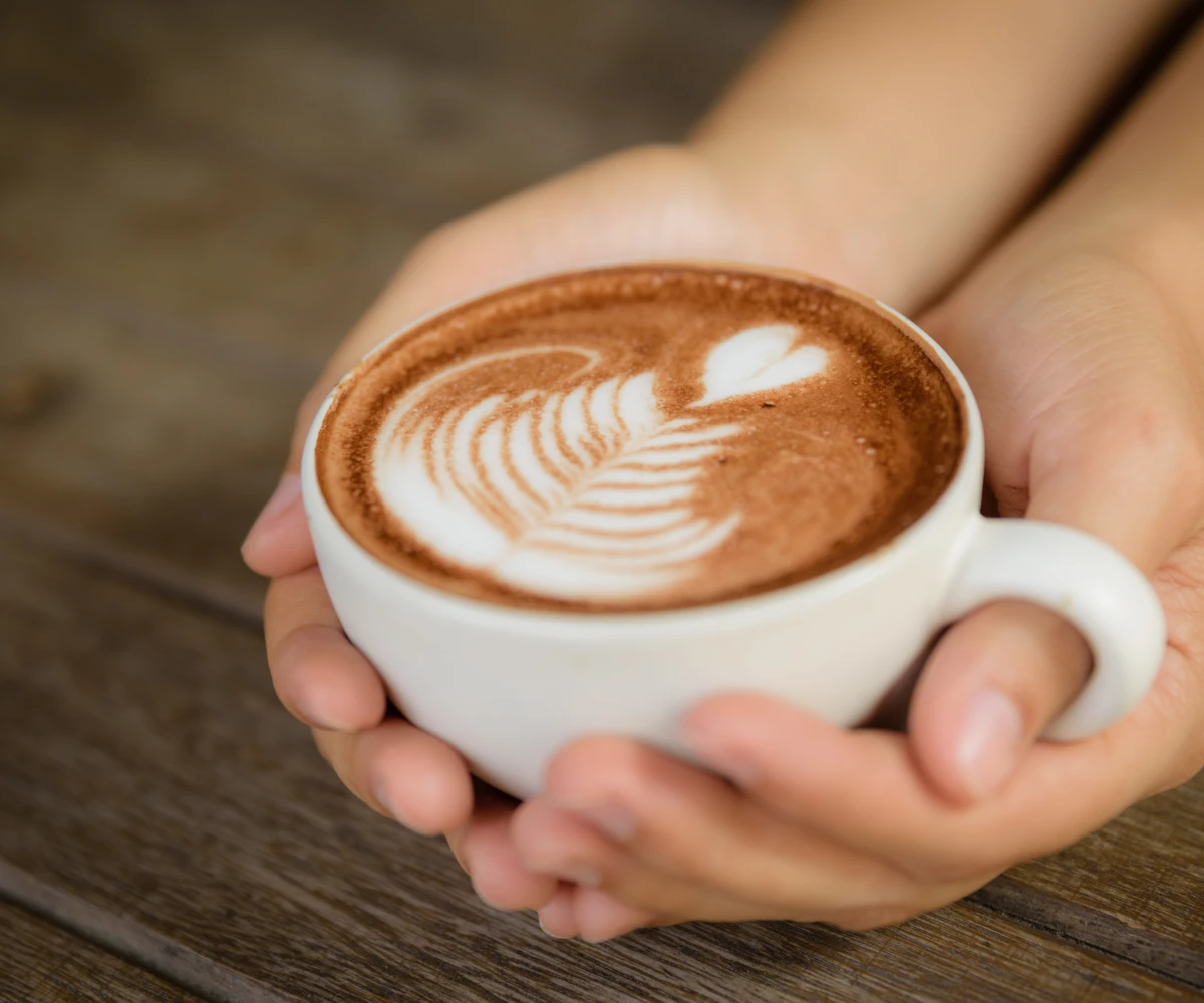Person holding a coffee in the hands