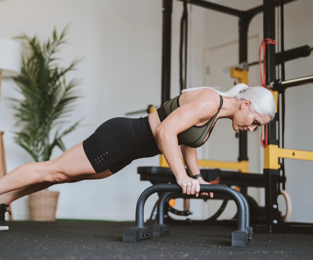 Tarran Lee doing push ups