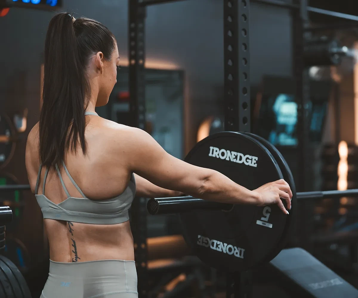 Bulk Nutrients Ambassador Helena Sly loading a bar